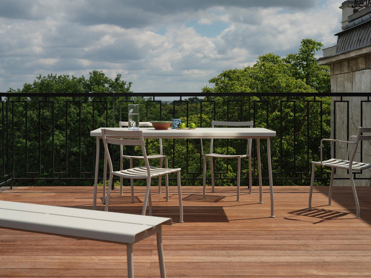 Moderner Flaner FLR05 Gartentisch von Mdd, gefertigt aus hochwertigem hellem Holz, ideal für stilvolle Outdoor-Events und gemütliche Zusammenkünfte.