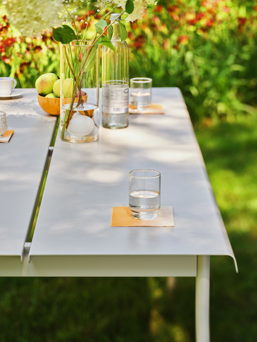 Moderner Flaner FLR05 Gartentisch von Mdd, gefertigt aus hochwertigem hellem Holz, ideal für stilvolle Outdoor-Events und gemütliche Zusammenkünfte.