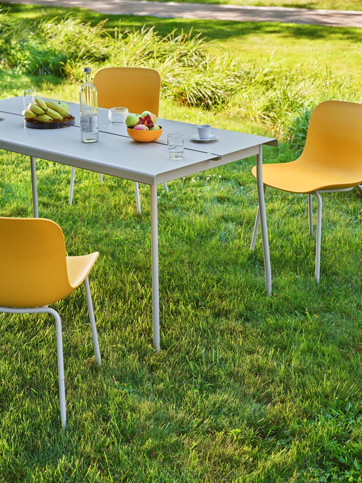 Eleganter Flaner FLR05 Gartentisch von Mdd, aus feinem hellem Holz, perfekt für entspannte Stunden im Freien und gesellige Anlässe.