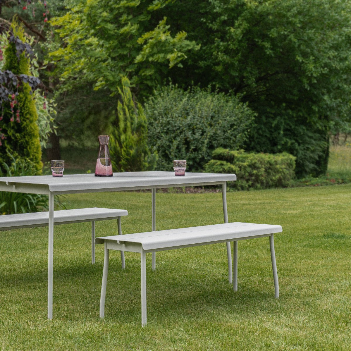 Moderner Flaner FLR05 Gartentisch von Mdd, gefertigt aus hochwertigem hellem Holz, ideal für stilvolle Outdoor-Events und gemütliche Zusammenkünfte.