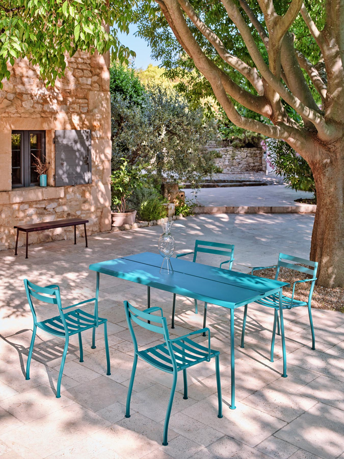 Eleganter Flaner FLR05 Gartentisch von Mdd, aus feinem hellem Holz, perfekt für entspannte Stunden im Freien und gesellige Anlässe.