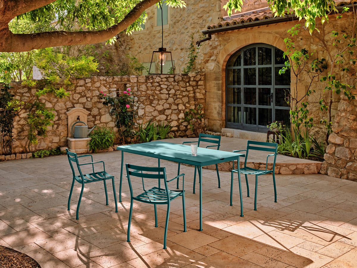 Moderner Flaner FLR05 Gartentisch von Mdd, gefertigt aus hochwertigem hellem Holz, ideal für stilvolle Outdoor-Events und gemütliche Zusammenkünfte.