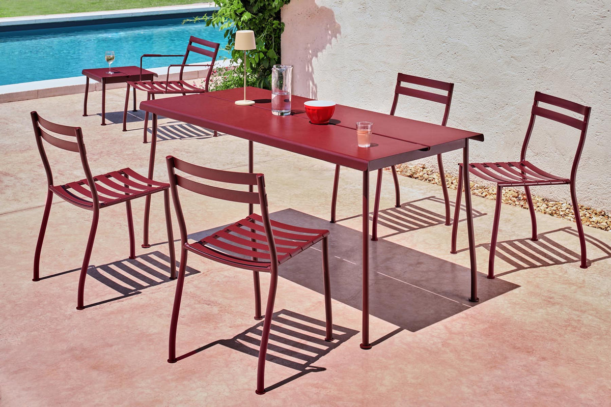 Eleganter Flaner FLR05 Gartentisch von Mdd, aus feinem hellem Holz, perfekt für entspannte Stunden im Freien und gesellige Anlässe.