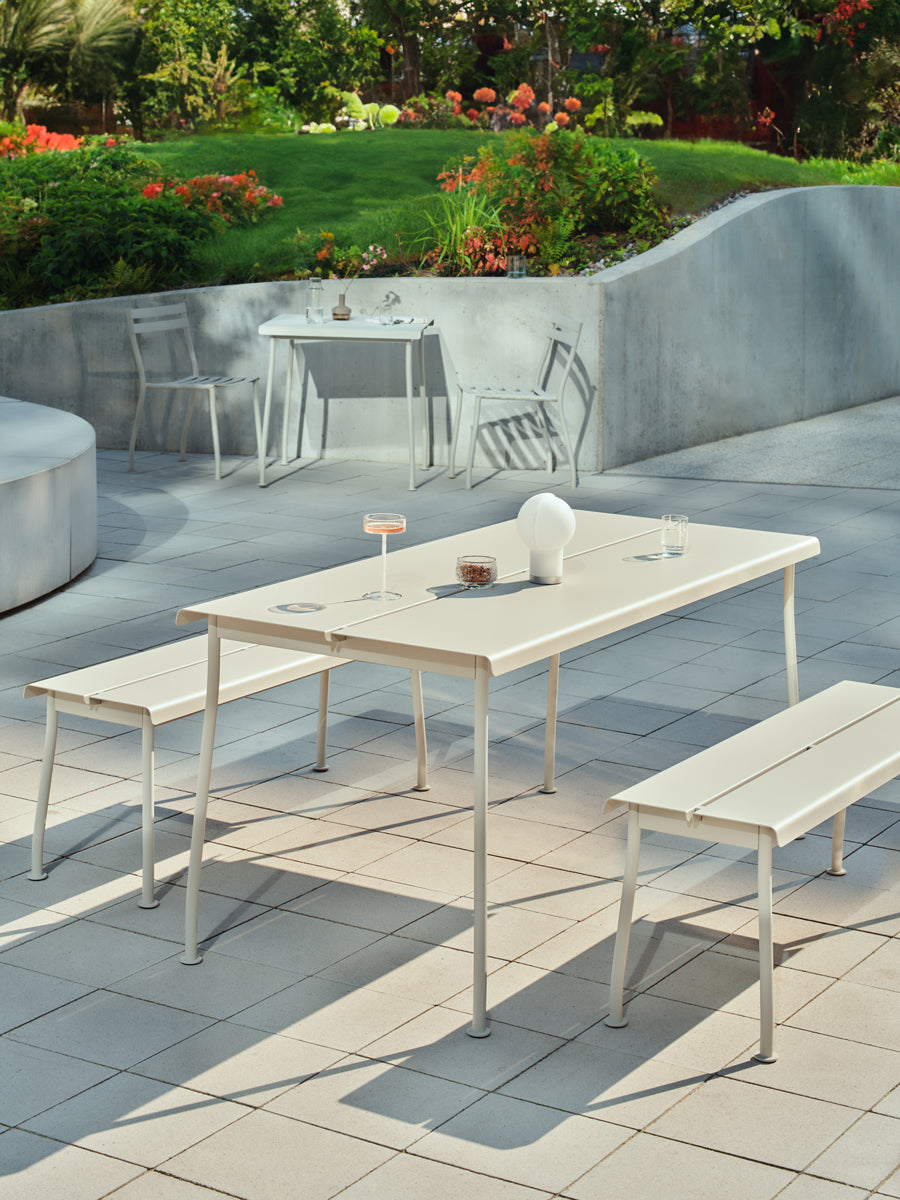 Eleganter Flaner FLR05 Gartentisch von Mdd, aus feinem hellem Holz, perfekt für entspannte Stunden im Freien und gesellige Anlässe.
