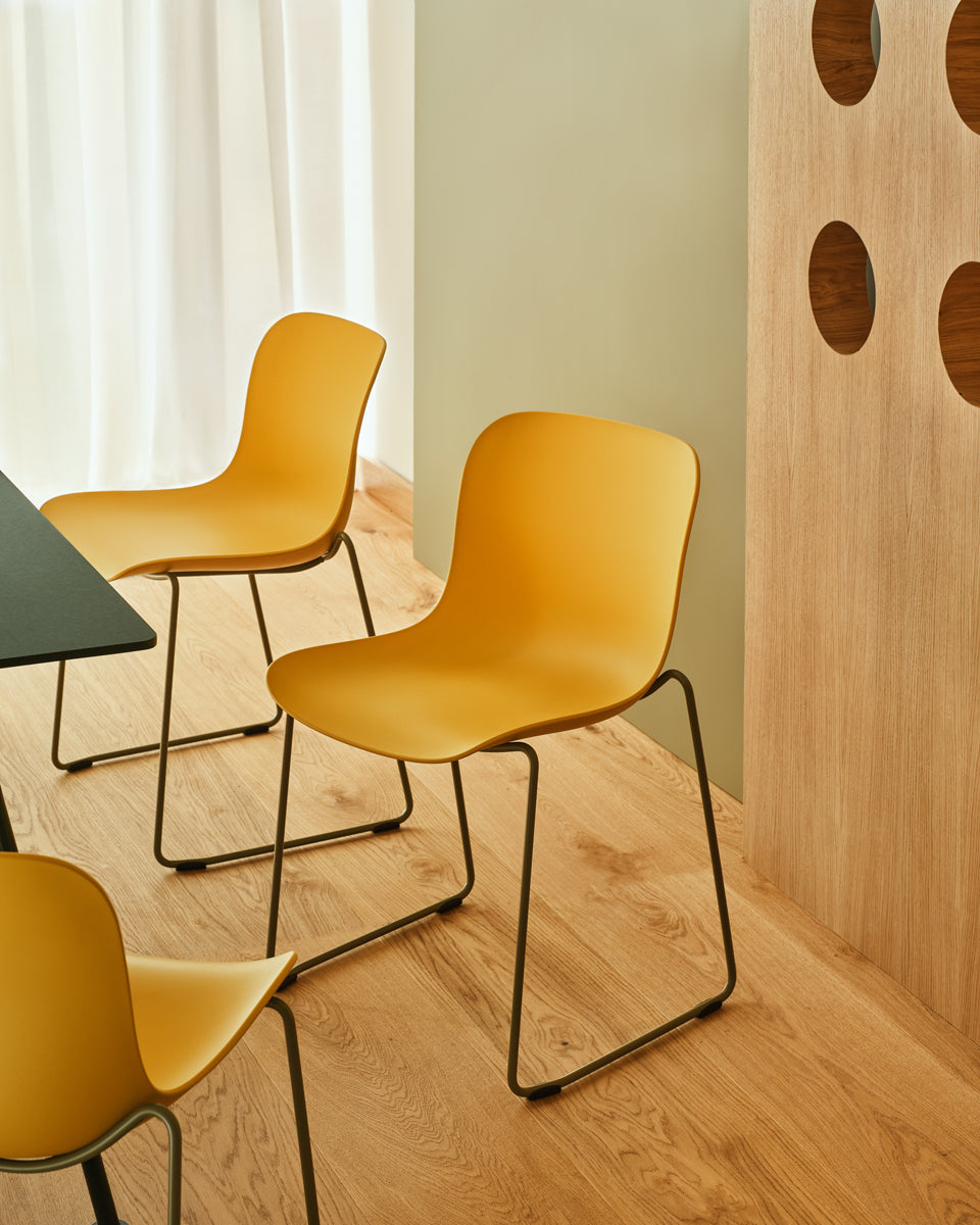 Moderner Baltic 2 Basic BLK1P28 Stuhl mit stilvollem Kufen-Gestell, ideal für einladende Wohn- und Arbeitsbereiche.