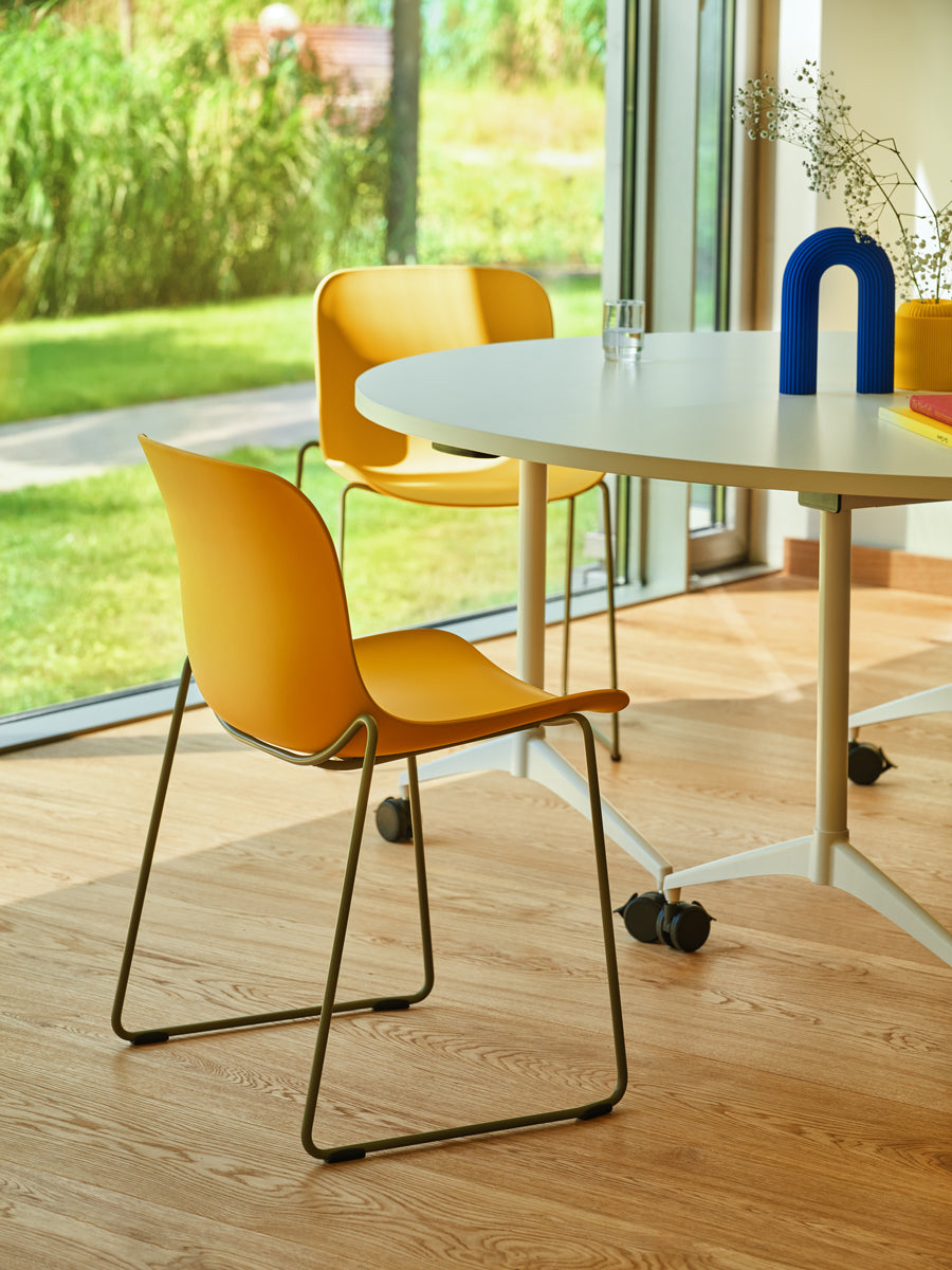 Eleganter Baltic 2 Basic BLK1P28 Stuhl mit robustem Kufen-Gestell, perfekt für zeitgemäße Innenräume und komfortable Sitzgelegenheiten.