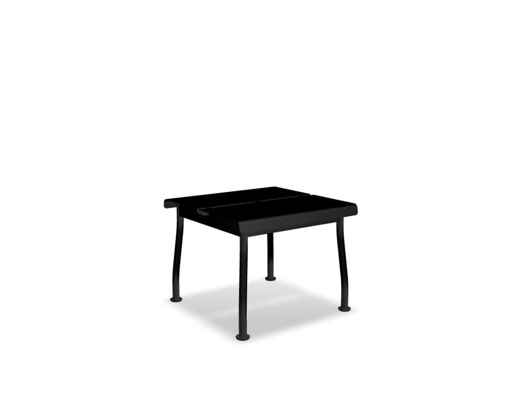 Beistelltisch Flaner FLR06 im Outdoor-Bereich, schlankes, modernes Design aus wetterfestem Material in heller Holzoptik, ideal für Balkon oder Terrasse.
