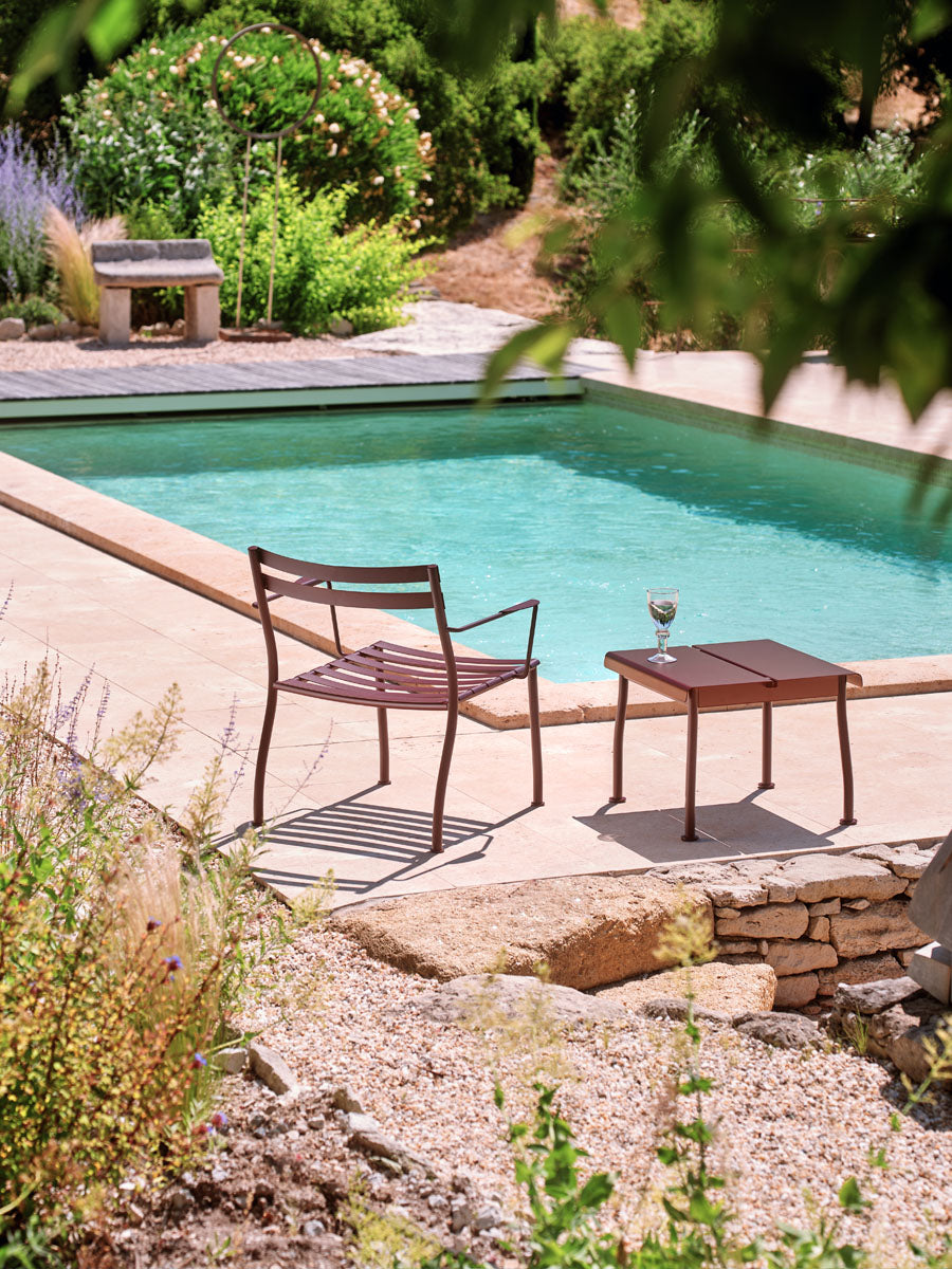 Eleganter Beistelltisch Flaner FLR06 für den Außenbereich, mit stilvollem, minimalistischen Design und robuster, wetterbeständiger Oberfläche.