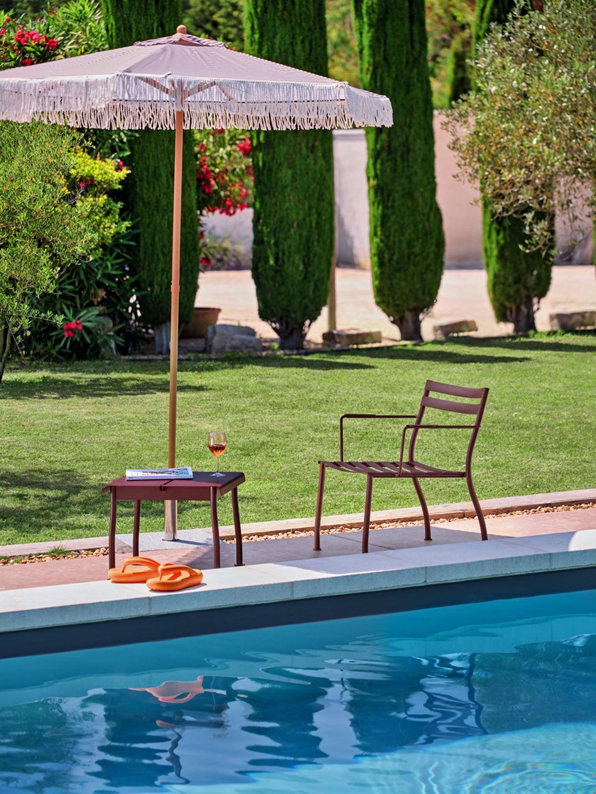 Stilvoller Flaner FLR07 Beistelltisch für den Außenbereich, ideal für gesellige Momente im Freien und zur Verschönerung Ihrer Terrasse.
