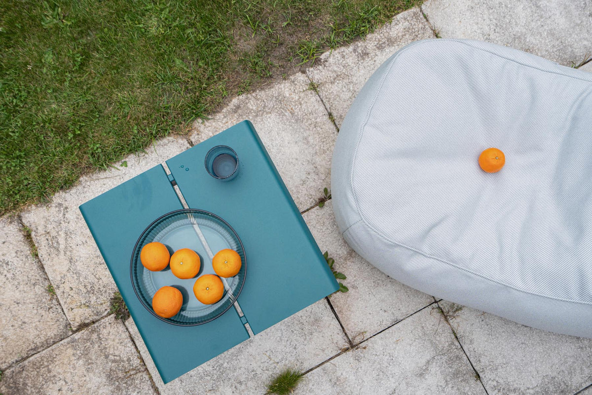 Eleganter Flaner FLR07 Beistelltisch für den Außenbereich, perfekt für entspannte Stunden im Freien und als dekoratives Element für Ihre Terrasse.