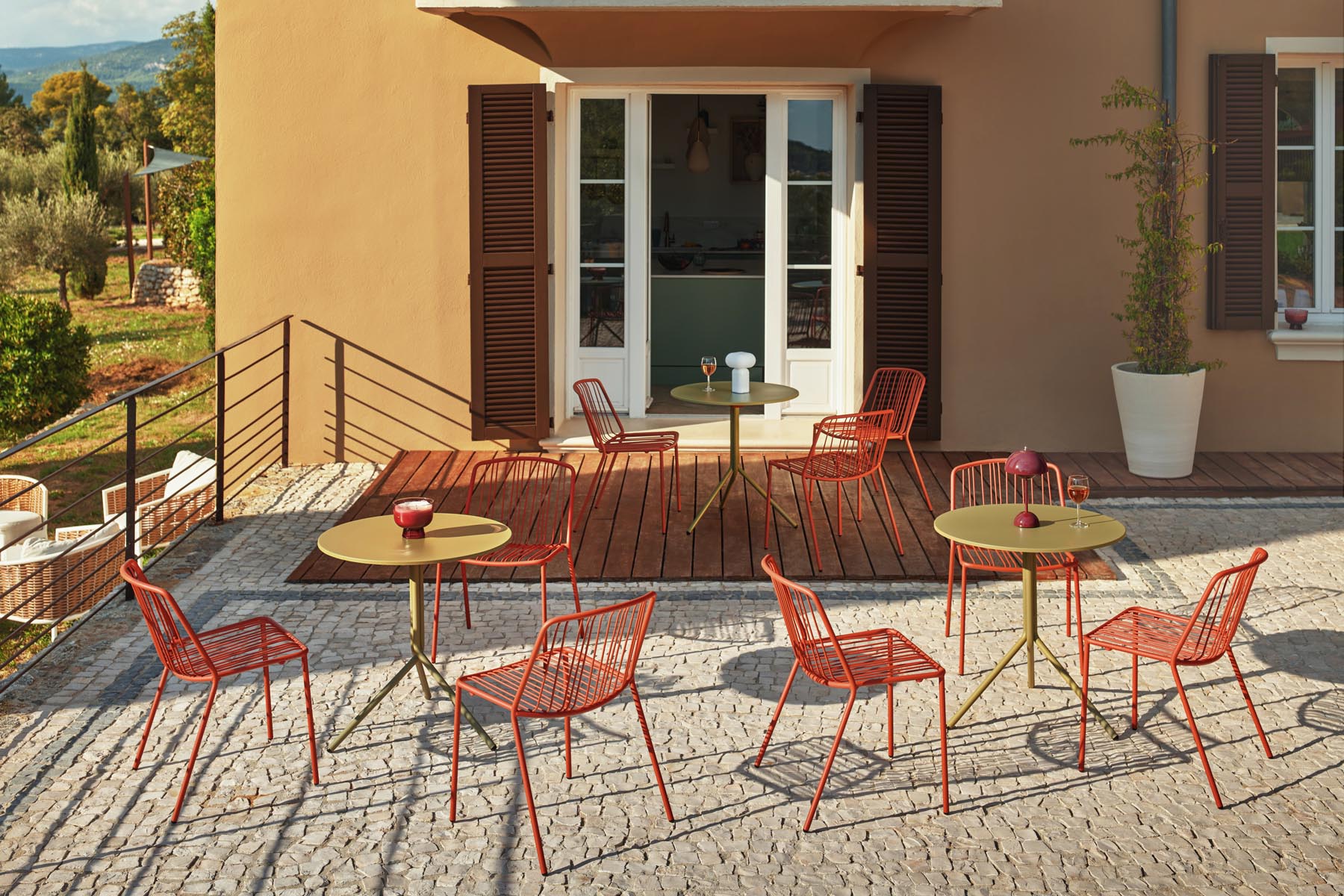 Zwei elegante Bris BRS01 Gartenstühle von Mdd, ideal für den Außenbereich, mit stilvollem Design und komfortabler Sitzfläche.
