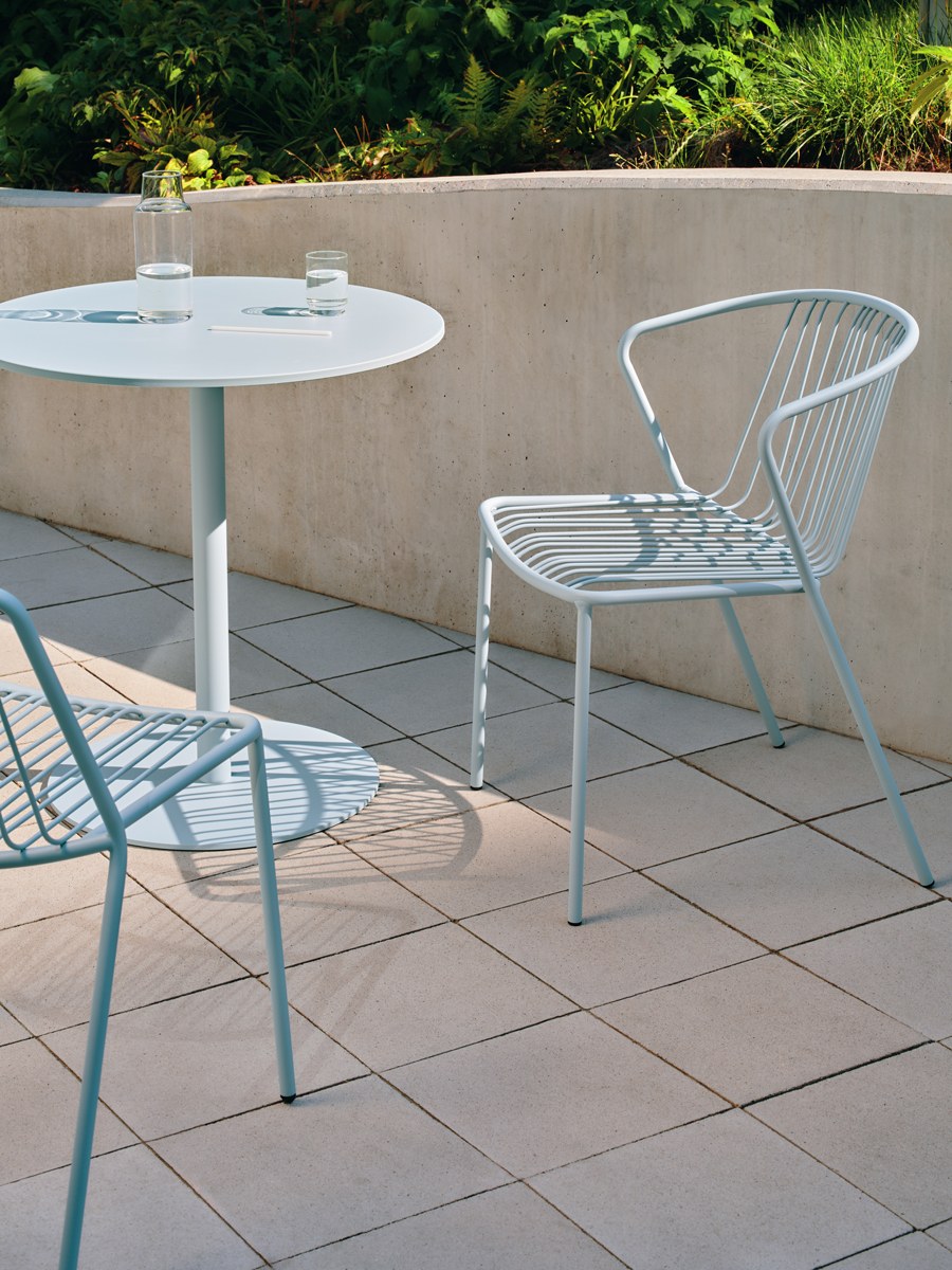 Zwei blaue Gartenstühle von Mdd mit durchbrochener Sitzfläche und Rückenlehne aus verzinktem Stahldraht, schwarze Kunststofffüsse, stapelbar.