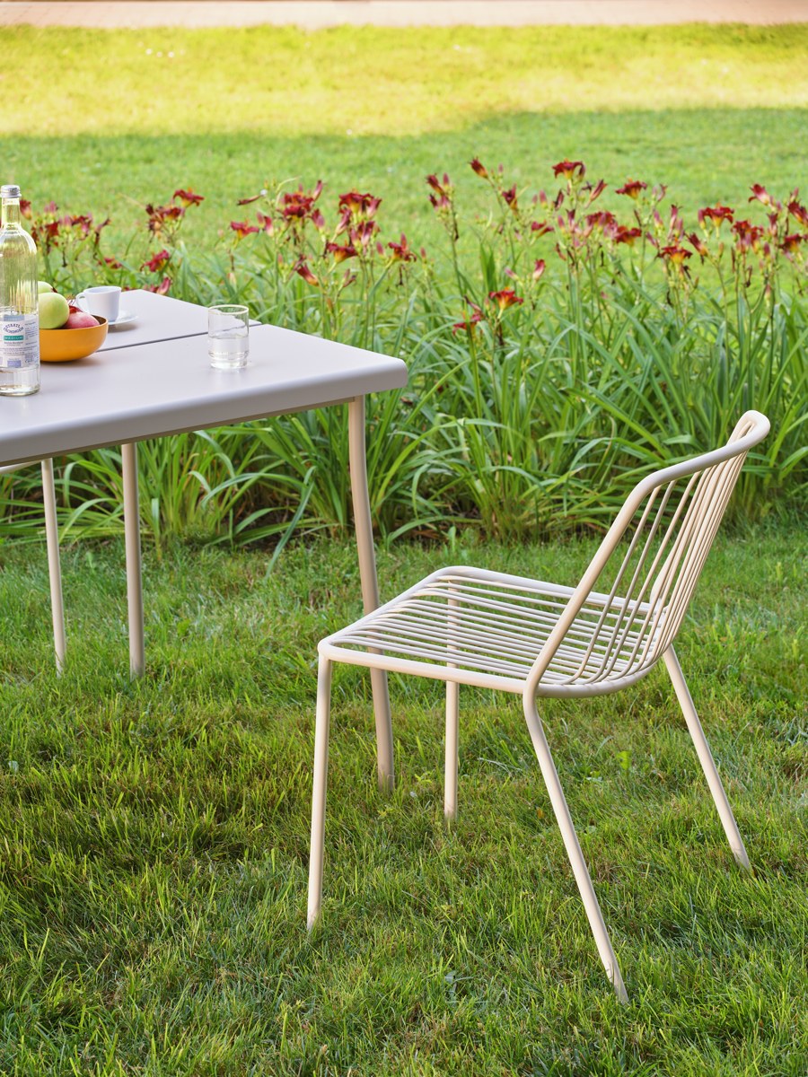 Zwei blaue Gartenstühle von Mdd mit durchbrochener Sitzfläche und Rückenlehne aus verzinktem Stahldraht, schwarze Kunststofffüsse, stapelbar.