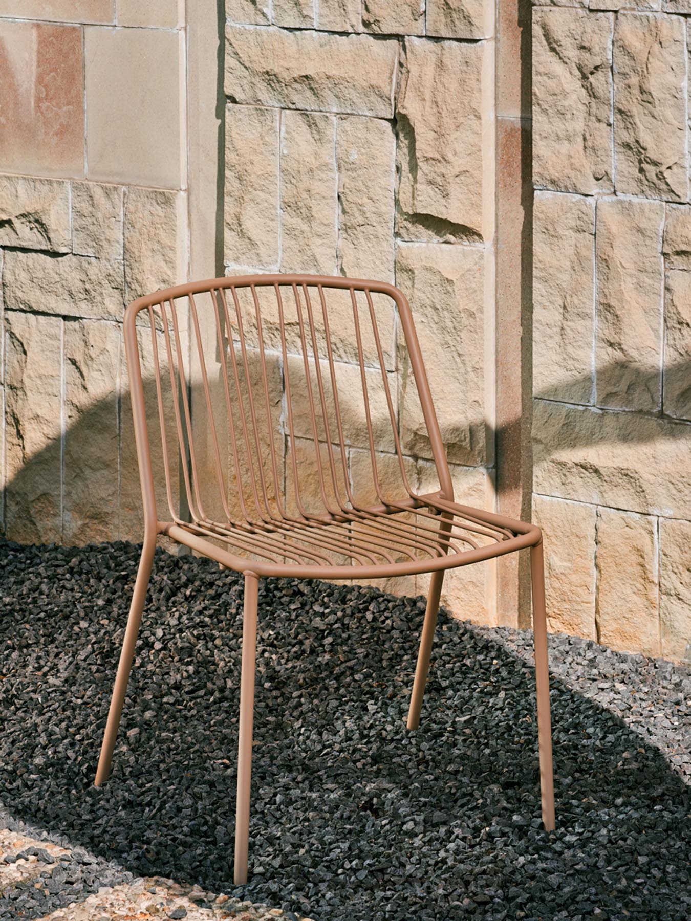 Zwei elegante Bris BRS02 Gartenstühle von Mdd, perfekt für gemütliche Stunden im Freien und zur Aufwertung Ihres Außenbereichs.