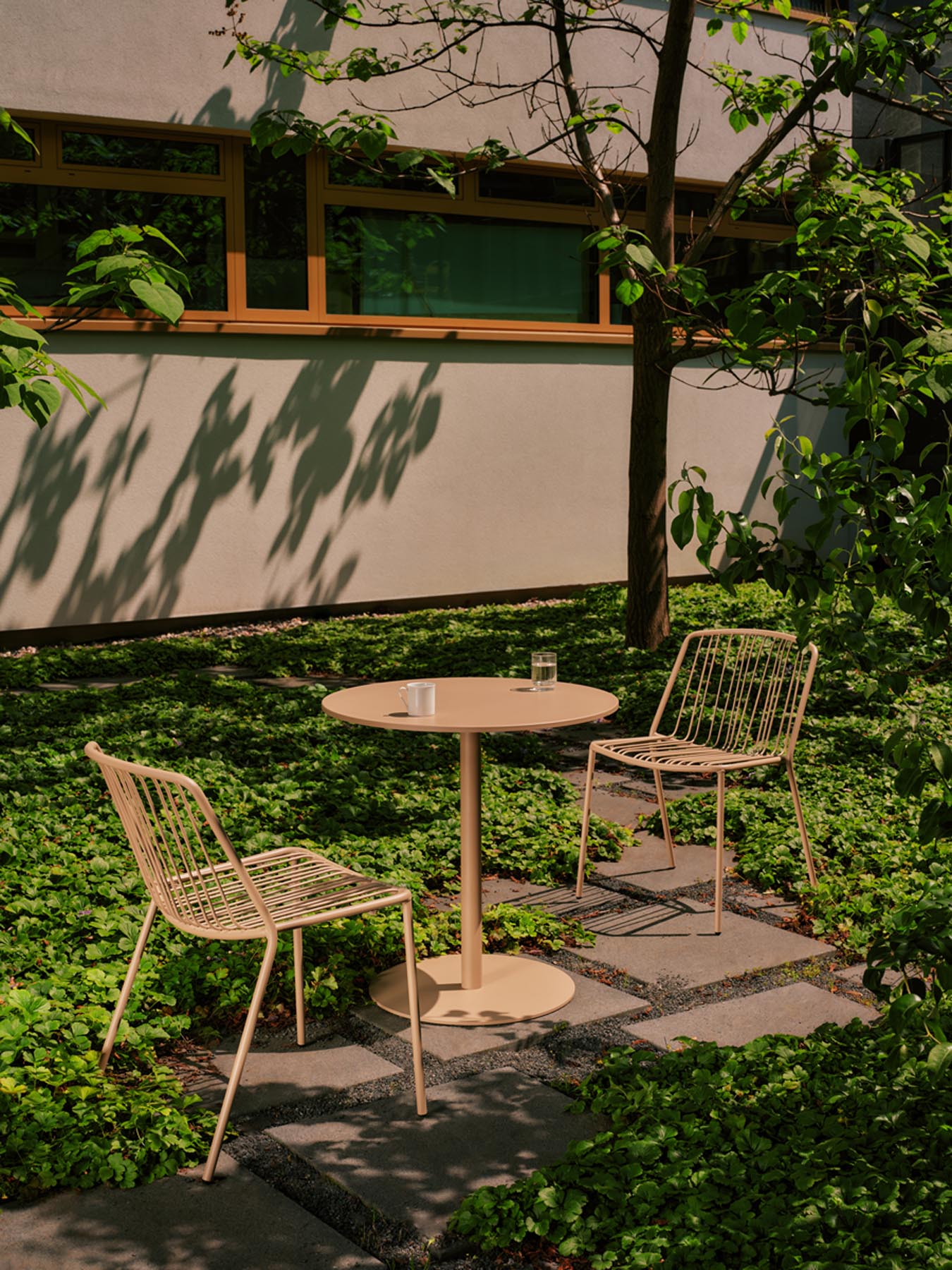 Zwei stilvolle Bris BRS02 Gartenstühle von Mdd, ideal für entspannte Momente im Freien und zur Verschönerung Ihrer Terrasse oder Ihres Gartens.