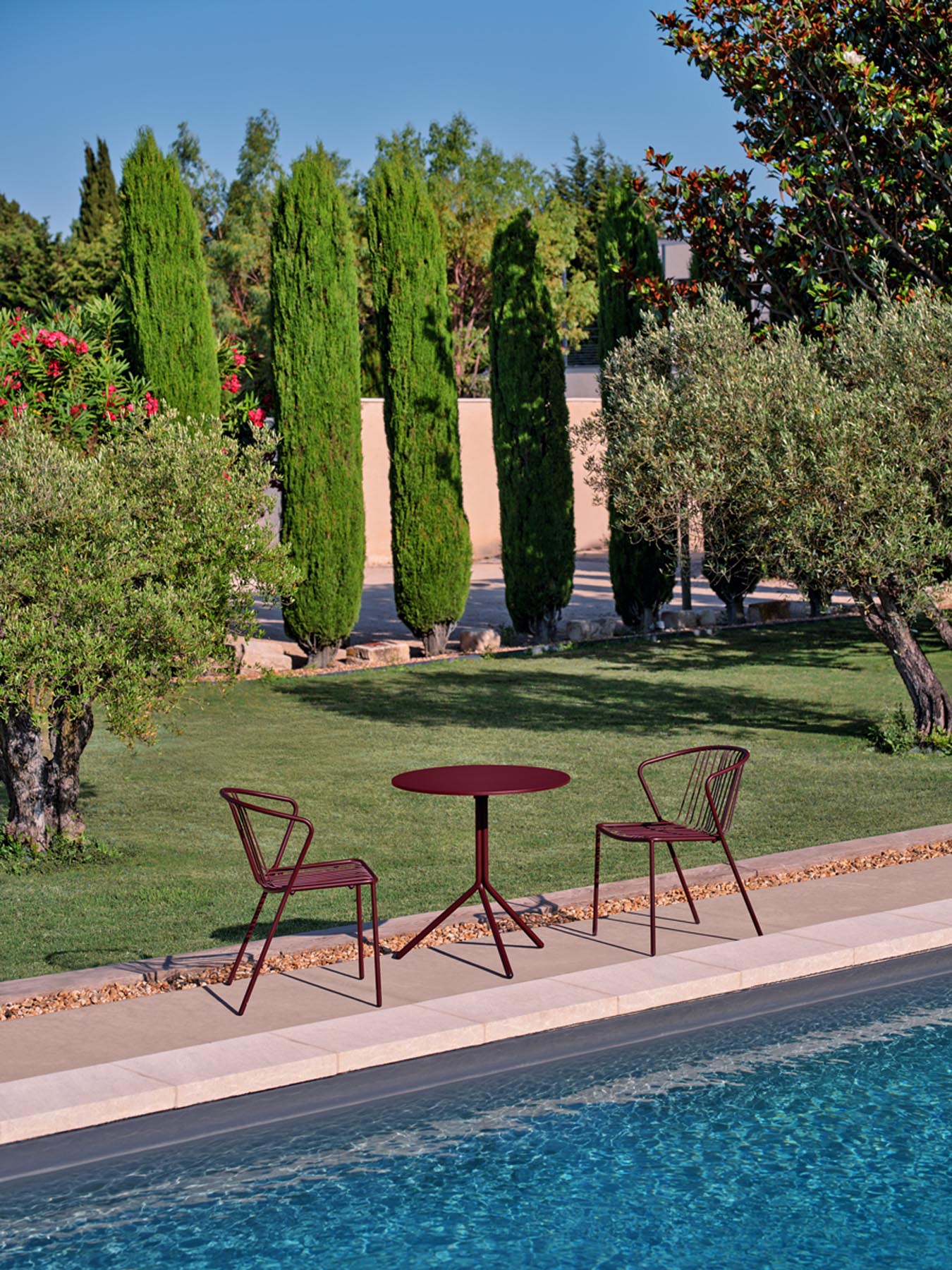 Elegantes Set aus 2 Bris BRS02 Gartenstühlen von Mdd, perfekt für gemütliche Stunden im Freien und zur Aufwertung Ihrer Außenbereiche.