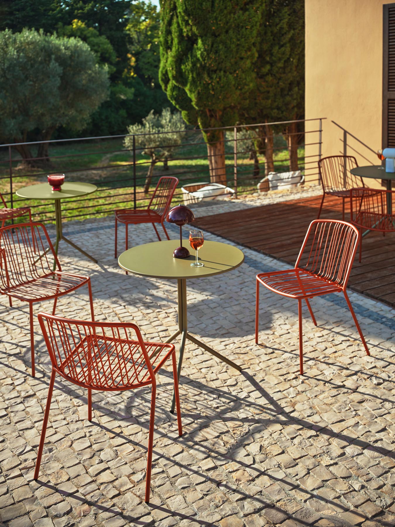Stilvolles 2er Set Bris BRS02 Gartenstühle von Mdd, ideal für entspannte Momente im Freien und zur Verschönerung Ihrer Terrasse.