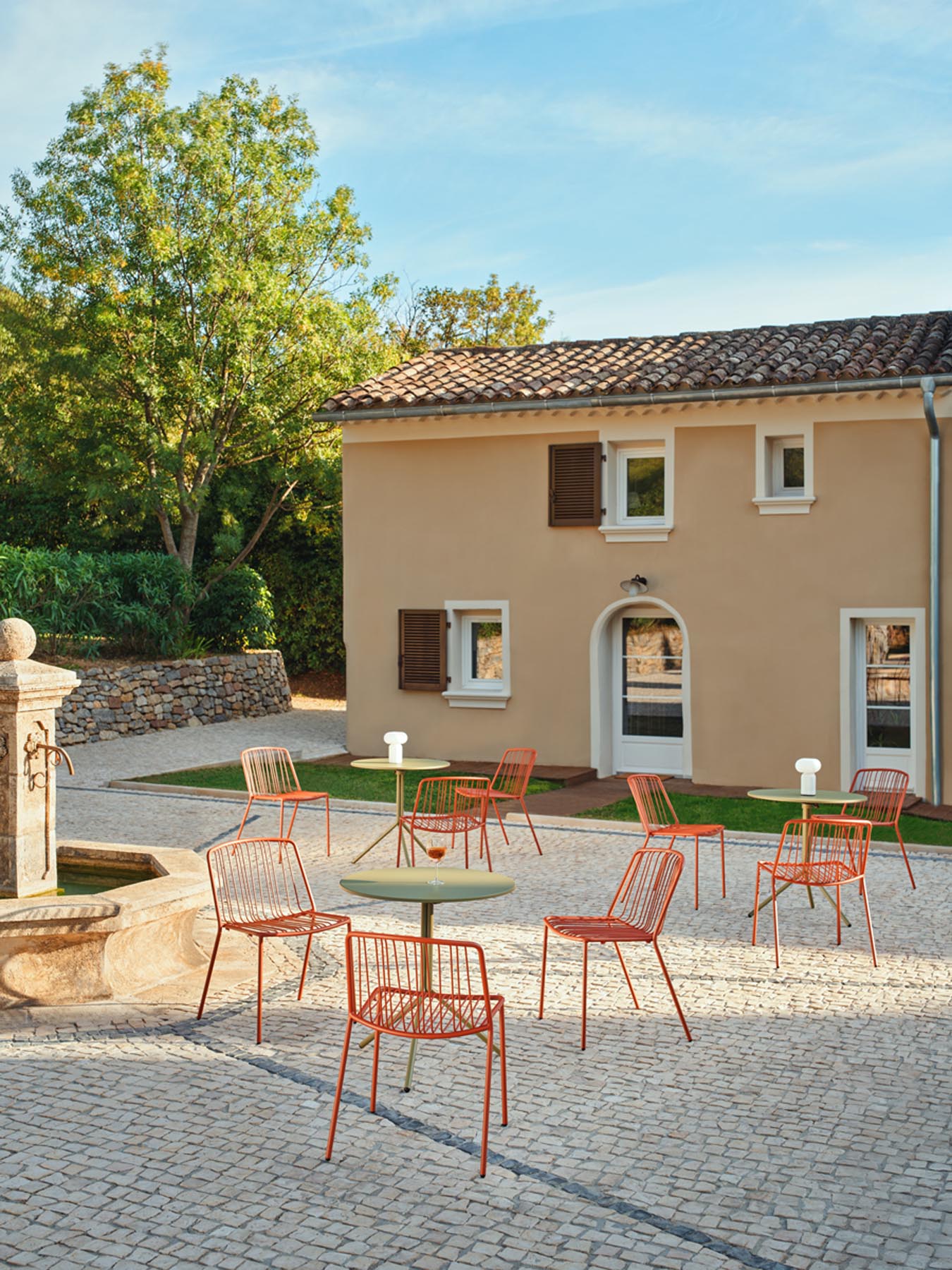 Elegantes Set aus 2 Bris BRS02 Gartenstühlen von Mdd, perfekt für gemütliche Stunden im Freien und zur Aufwertung Ihres Außenbereichs.