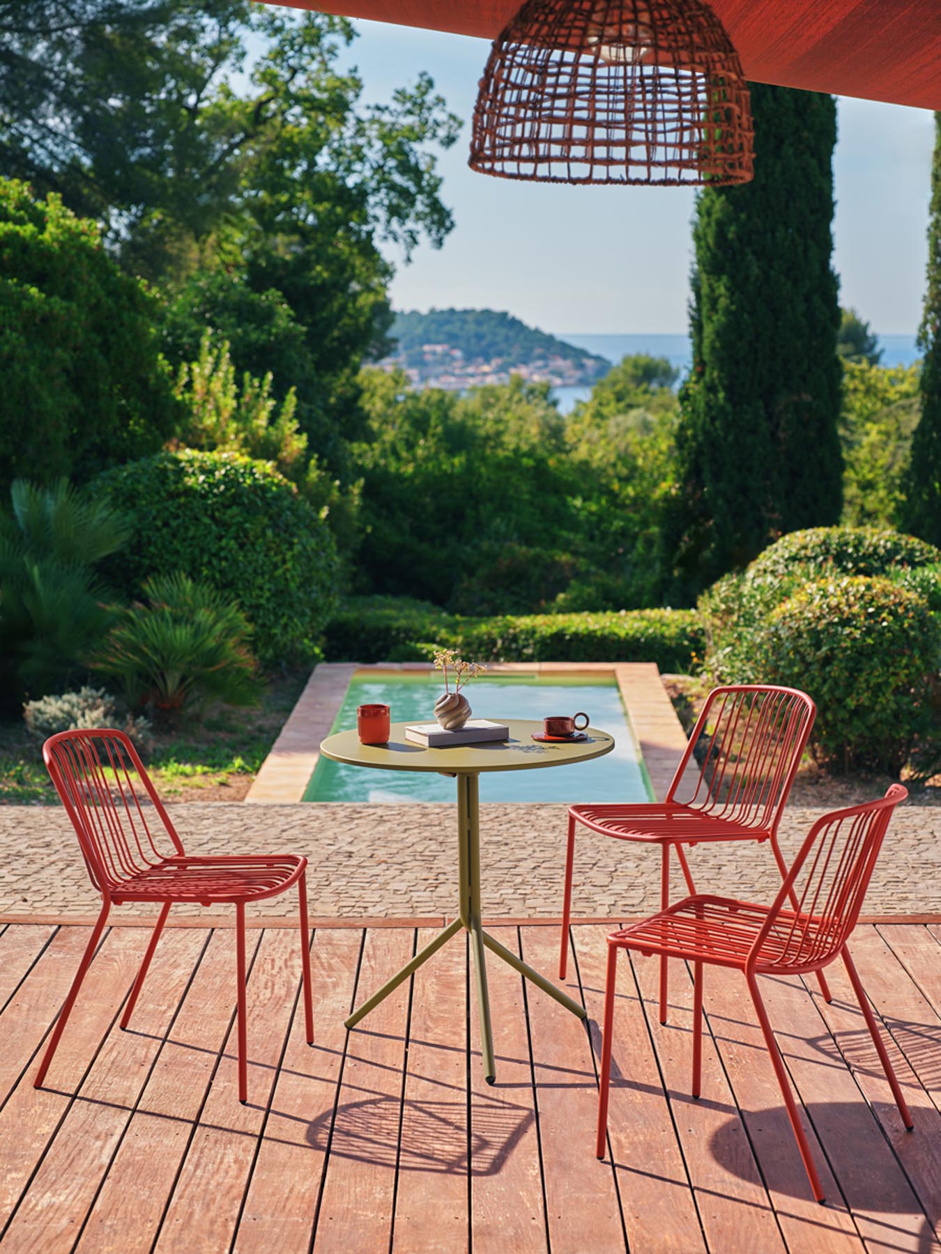 Stilvolles Set von 2 Bris BRS02 Gartenstühlen von Mdd, ideal für entspannte Momente im Freien und zur Verschönerung Ihrer Terrasse.