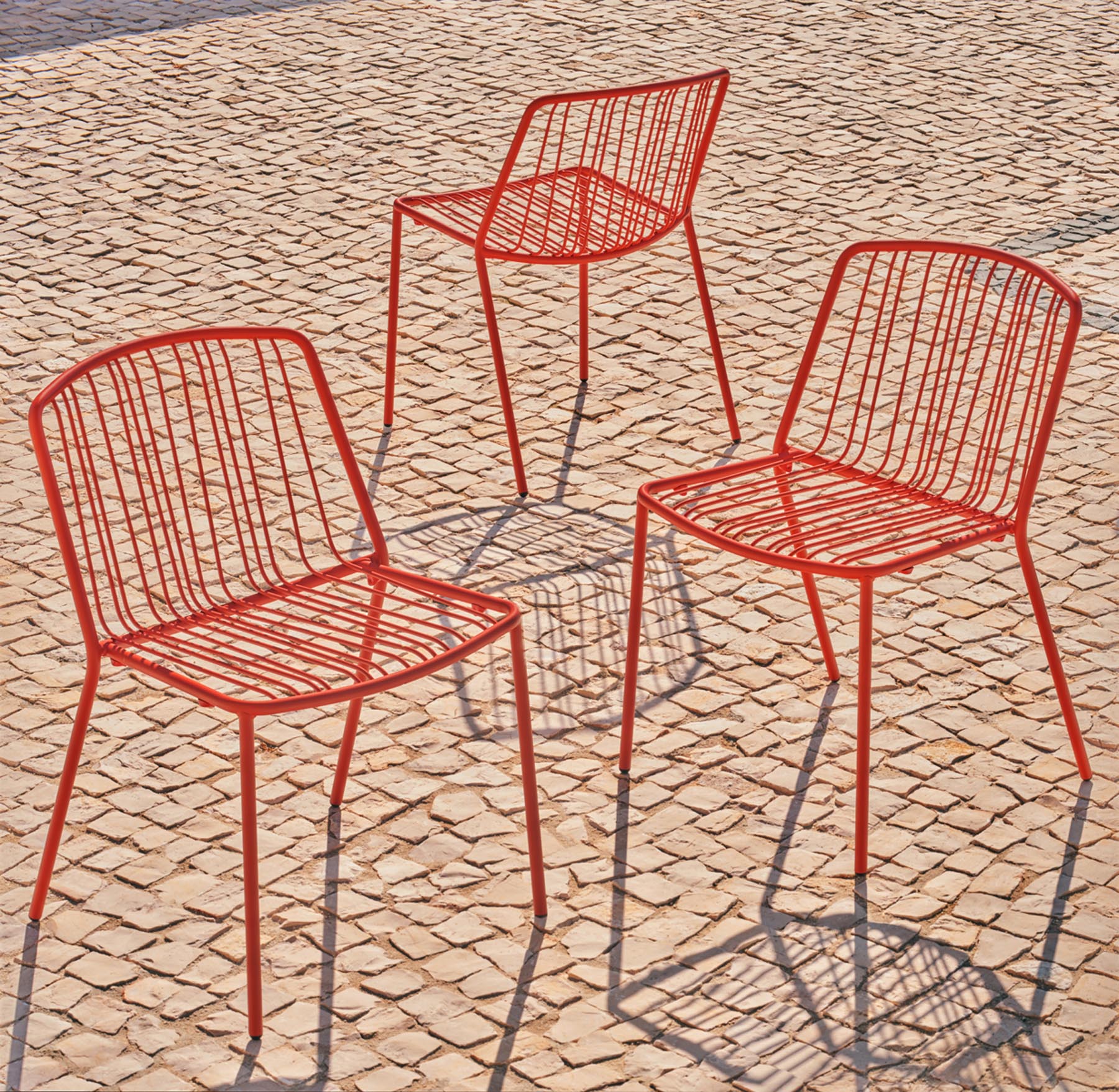 Elegantes 2er Set Bris BRS02 Gartenstühle von Mdd, perfekt für gemütliche Stunden im Freien und zur Aufwertung Ihrer Außenbereiche.