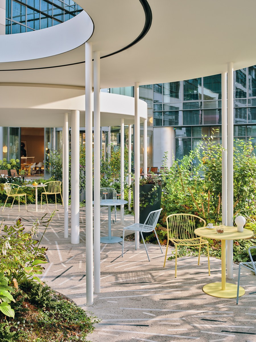 Zwei blaue Gartenstühle von Mdd mit durchbrochener Sitzfläche und Rückenlehne aus verzinktem Stahldraht, schwarze Kunststofffüsse, stapelbar.