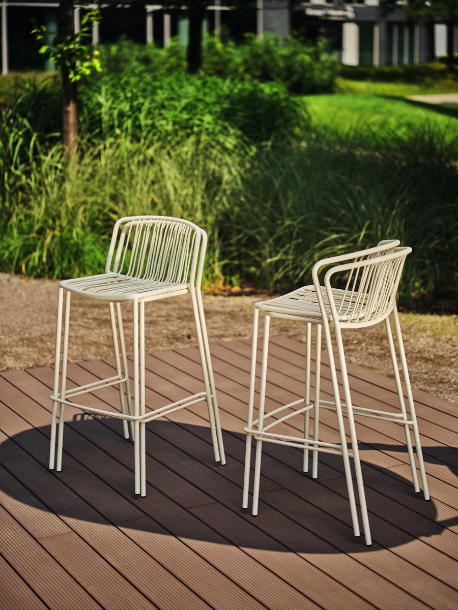 Zwei Barhocker mit durchbrochenem Sitz und Rückenlehne aus verzinktem Stahldraht, olivgrünes Gestell, schwarze Kunststofffüsse, Outdoor-Design.