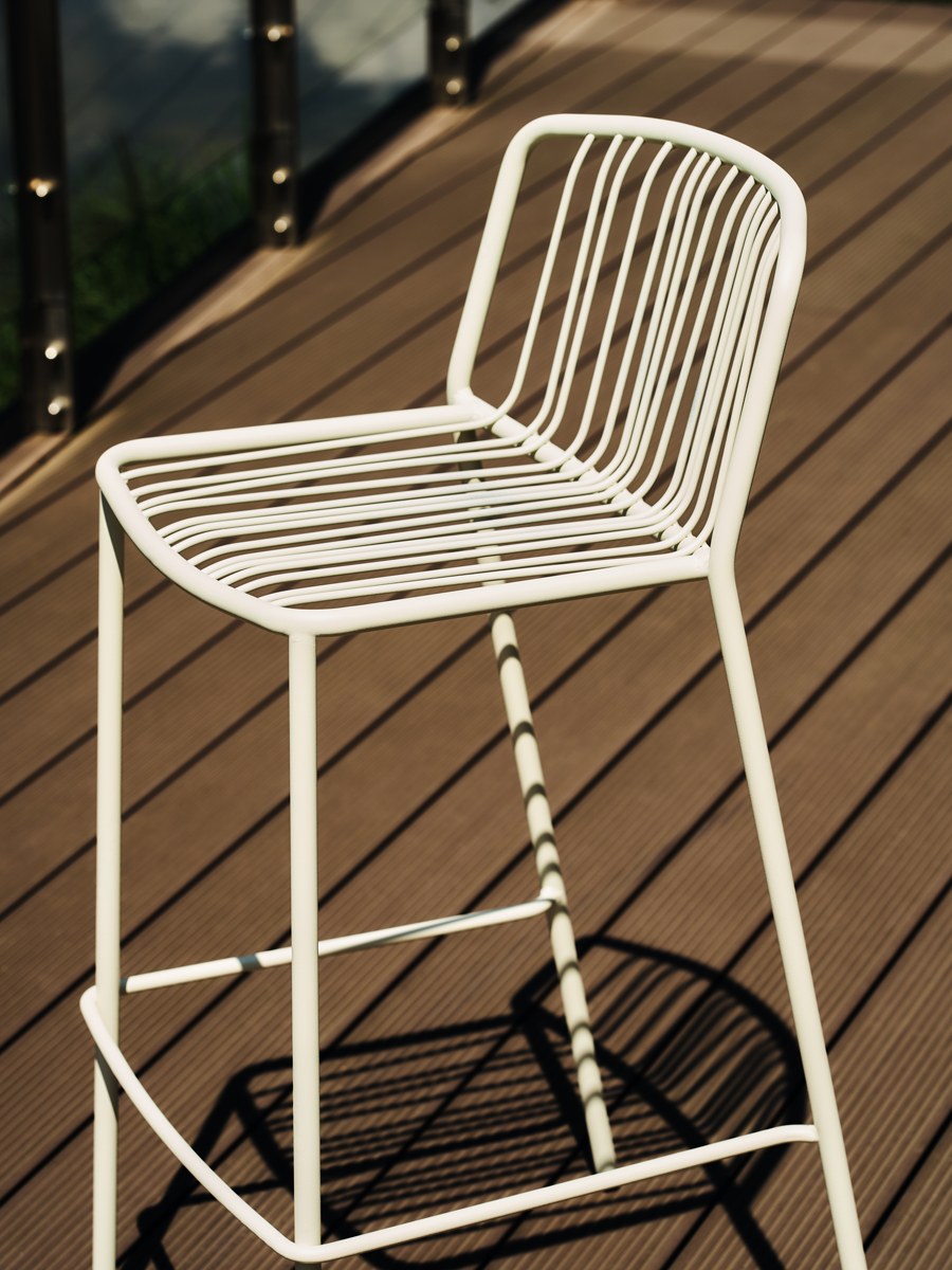 Zwei Barhocker mit durchbrochenem Sitz und Rückenlehne aus verzinktem Stahldraht, olivgrünes Gestell, schwarze Kunststofffüsse, Outdoor-Design.