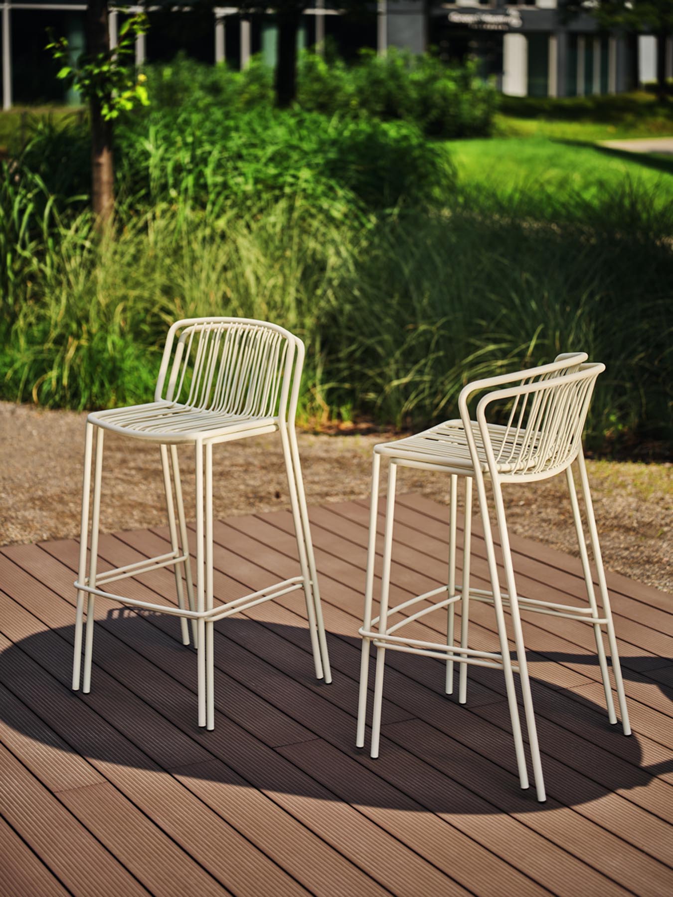 Zwei stilvolle Bris BRS04 Barhocker von Mdd, ideal für den Außenbereich, mit elegantem Design und komfortabler Sitzfläche.