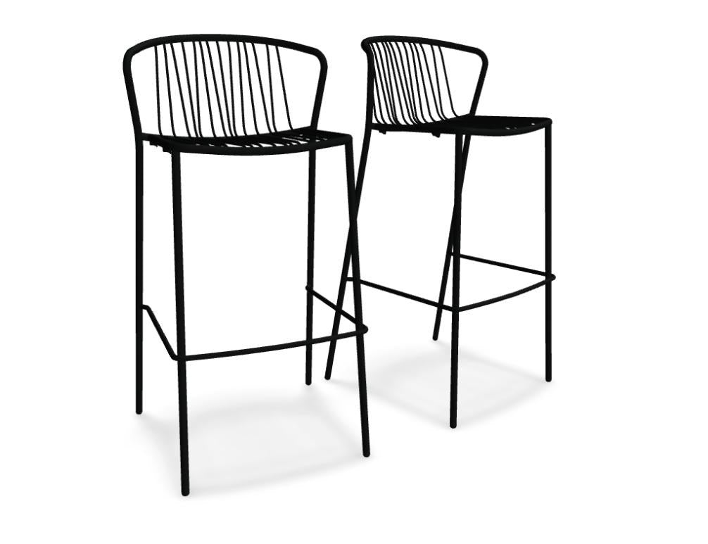 Zwei Barhocker mit durchbrochenem Sitz und Rückenlehne aus verzinktem Stahldraht, olivgrünes Gestell, schwarze Kunststofffüsse, Outdoor-Design.