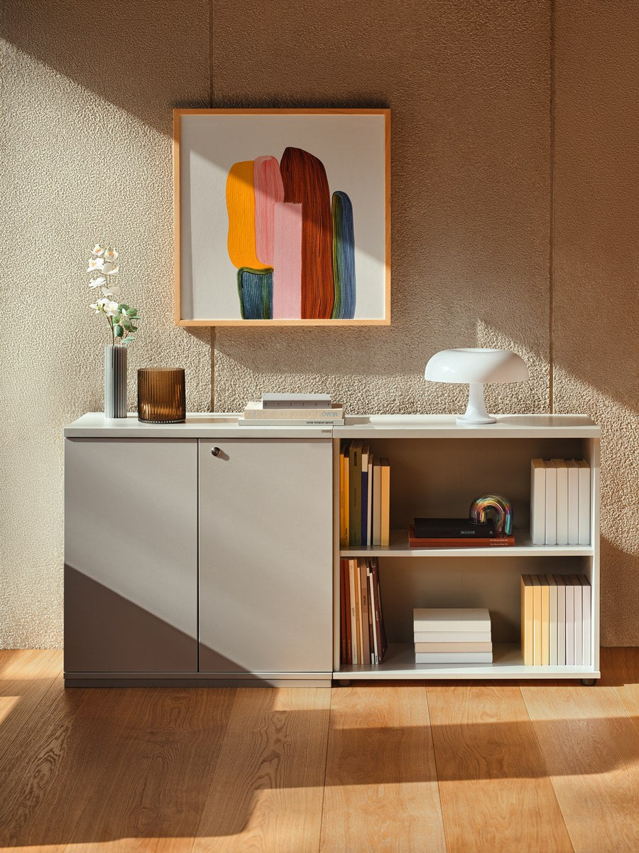 Büroschrank Color von Mdd mit Front aus farbigem HPL, Push-to-Open-System und Oberplatte in Aluminium Satinato, Melaminplatte.