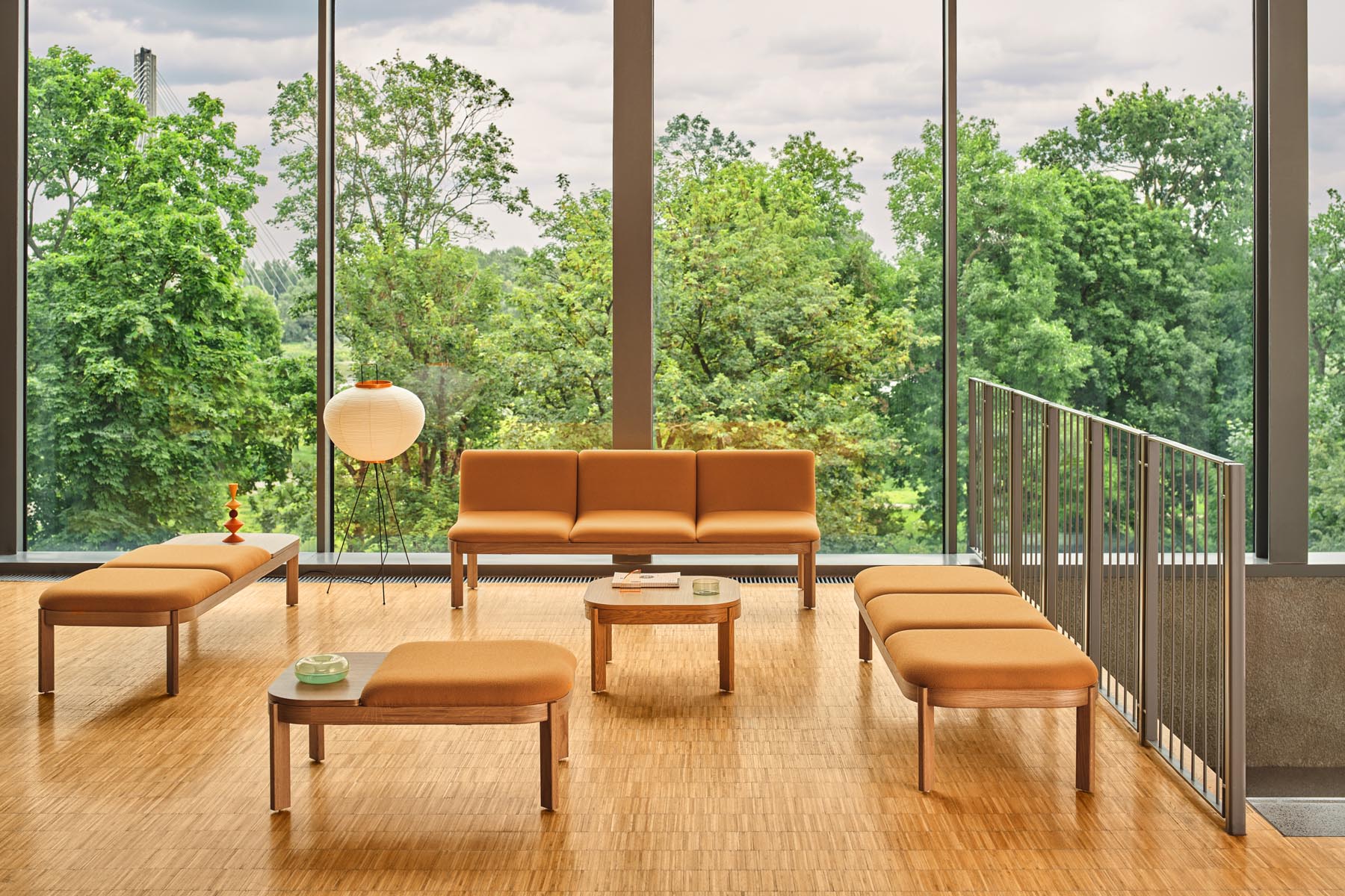 Moderne MDD Ramp RMP151 Sitzbank in stilvollem Design, perfekt für kreative Umgebungen und vielseitige Einsatzmöglichkeiten.