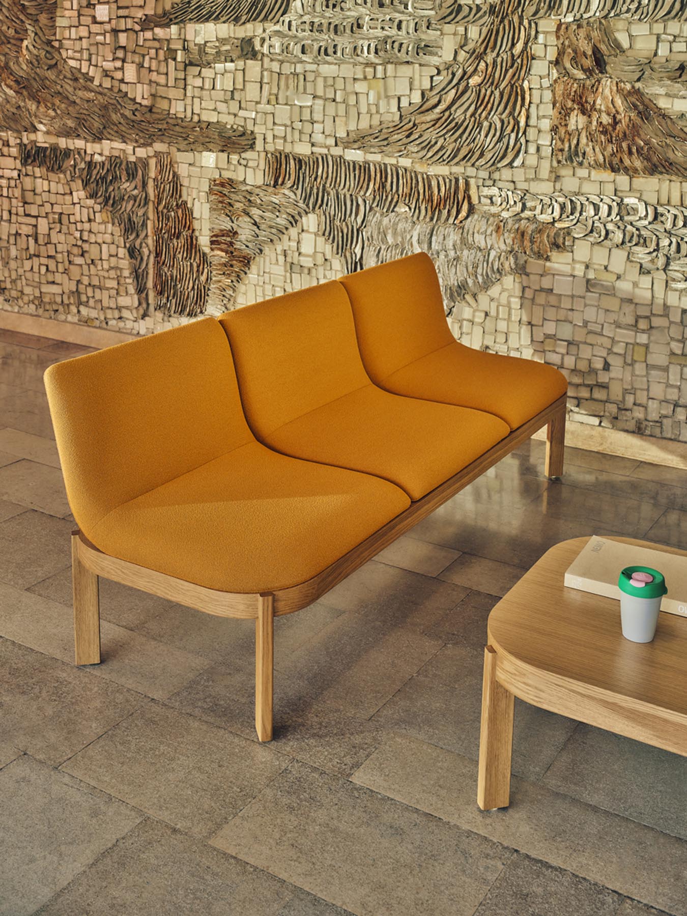 Moderne MDD Ramp RMP151 Sitzbank, perfekt für kreative Umgebungen, vereint stilvolles Design mit praktischer Nutzung.