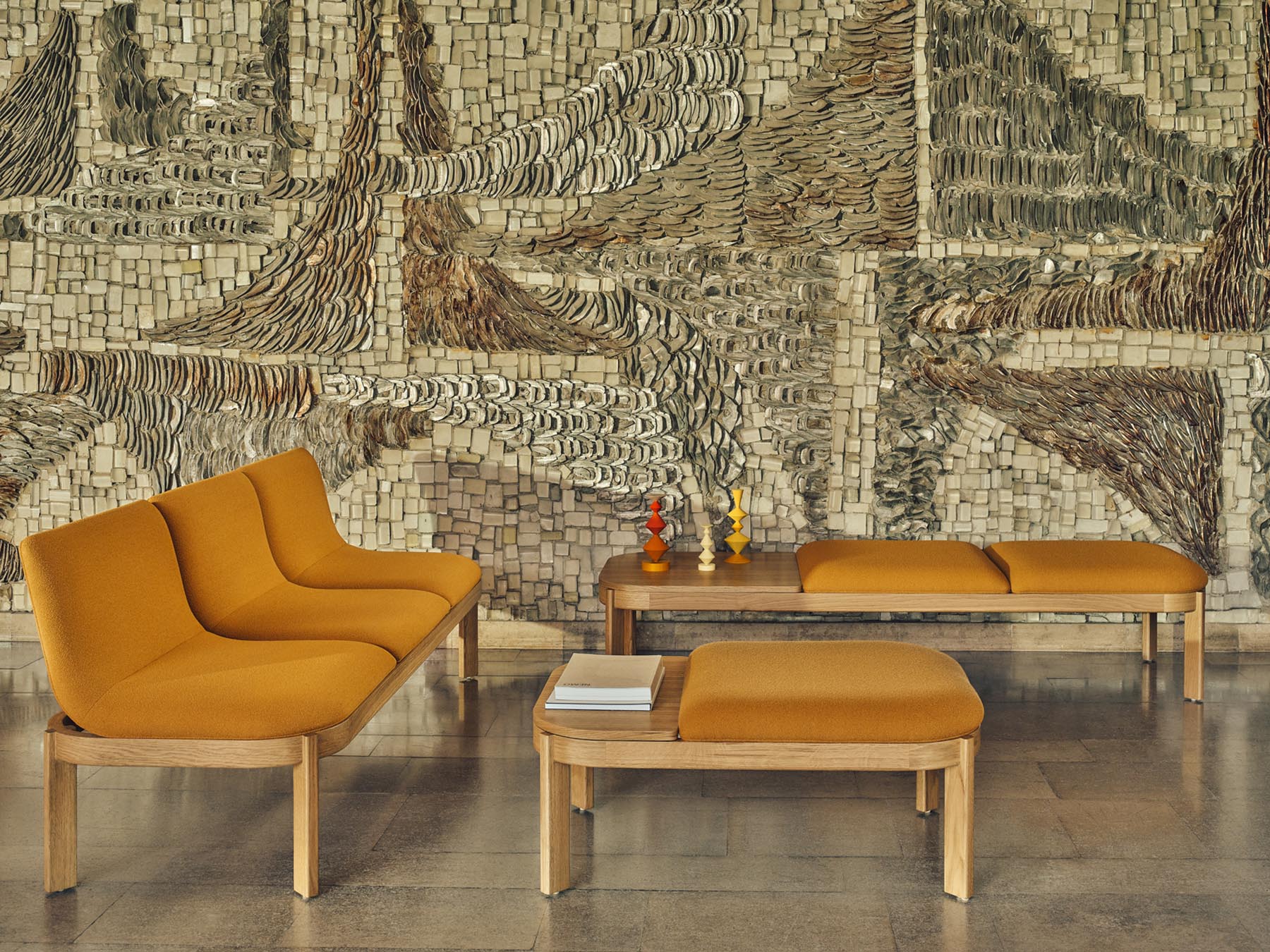 Moderne Ramp RMP232 Sitzbank von MDD, ideal für elegante Wohnräume, vereint Funktionalität mit ansprechendem Design.