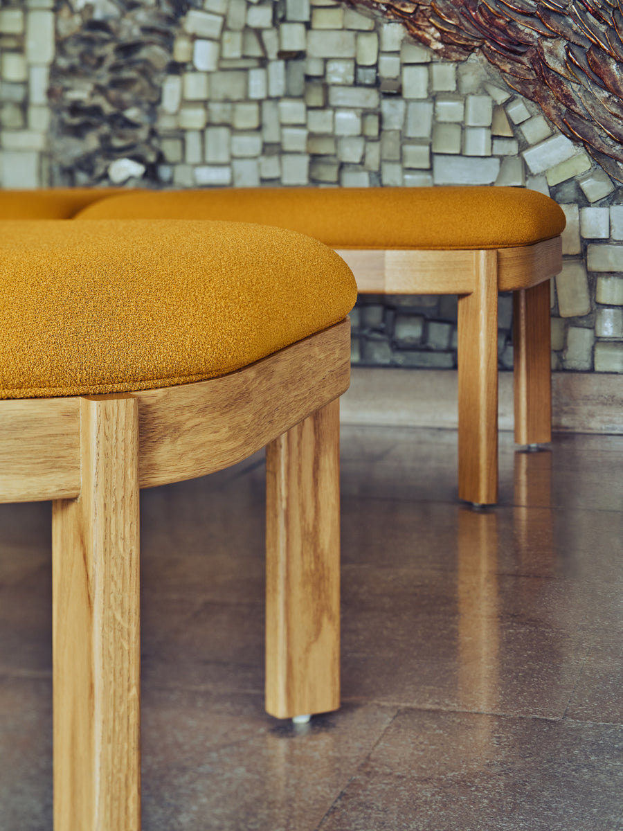 Moderne MDD Ramp RMP232 Sitzbank, ideal für stilvolle Wohnräume, vereint elegantes Design mit hohem Sitzkomfort.