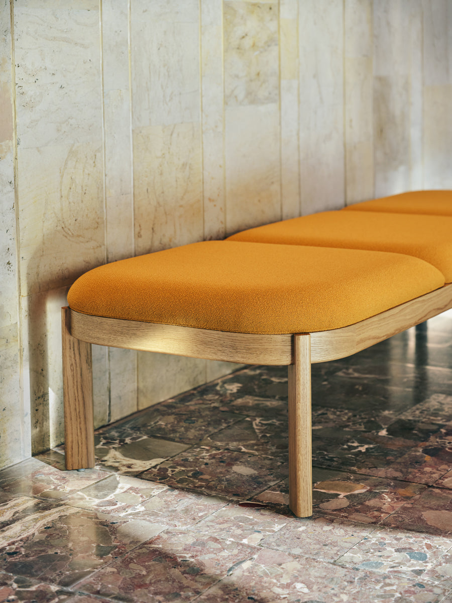 Elegante Ramp RMP312 Sitzbank von MDD, kombiniert Holz und Metall für eine zeitgemäße Optik, ideal für Wohnzimmer und Flure.