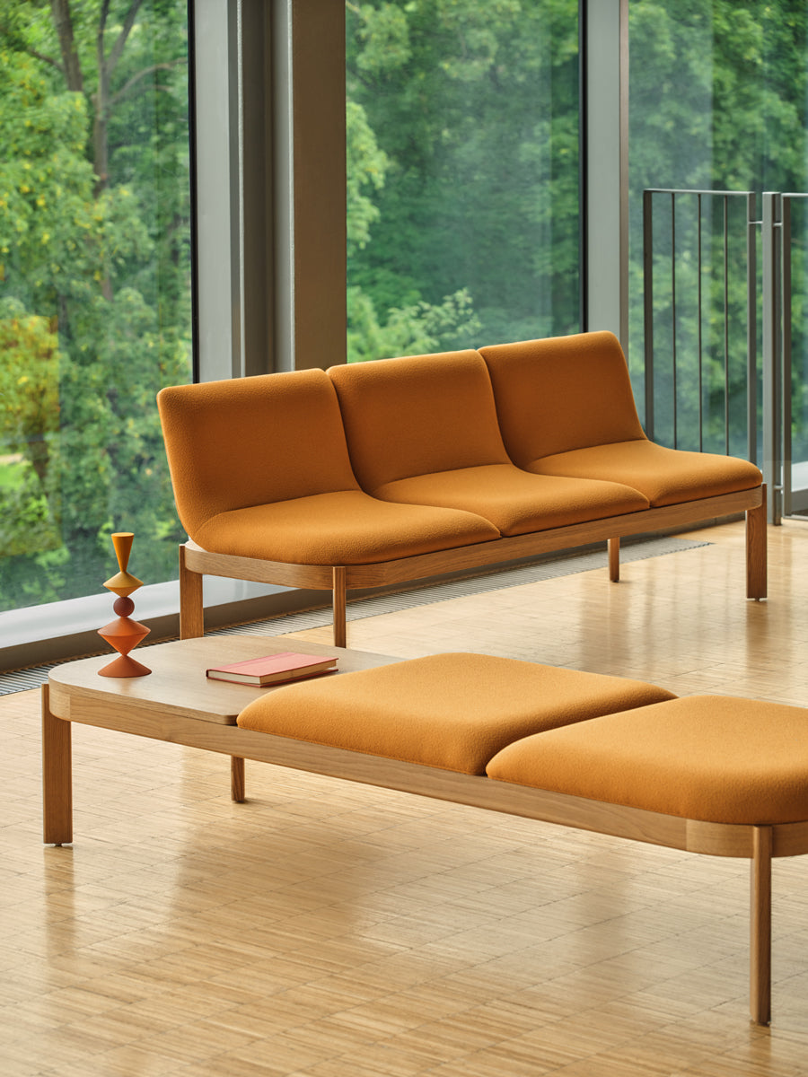 Moderne Sitzbank Ramp RMP313 von MDD, stilvolle Kombination aus Holz und Metall, perfekt für jeden Wohnraum oder Eingangsbereich.