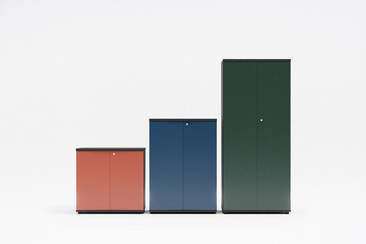 Büroschrank Color von Mdd mit Front aus farbigem HPL, Push-to-Open-System und Oberplatte in Aluminium Satinato, Melaminplatte.
