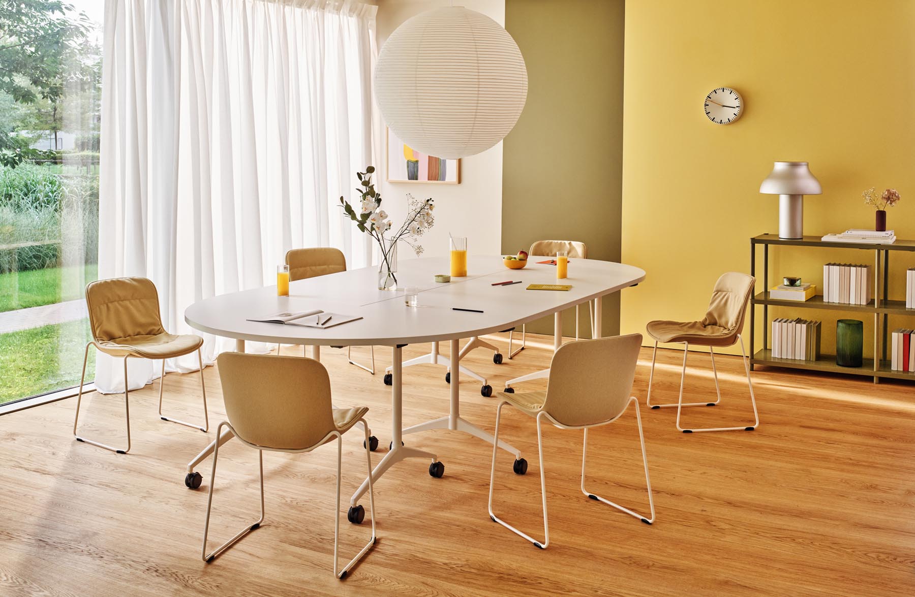 Moderner Klapptisch Revi RV03 von Mdd, perfekt für Meetings und Events, vereint Funktionalität mit stilvollem Erscheinungsbild.