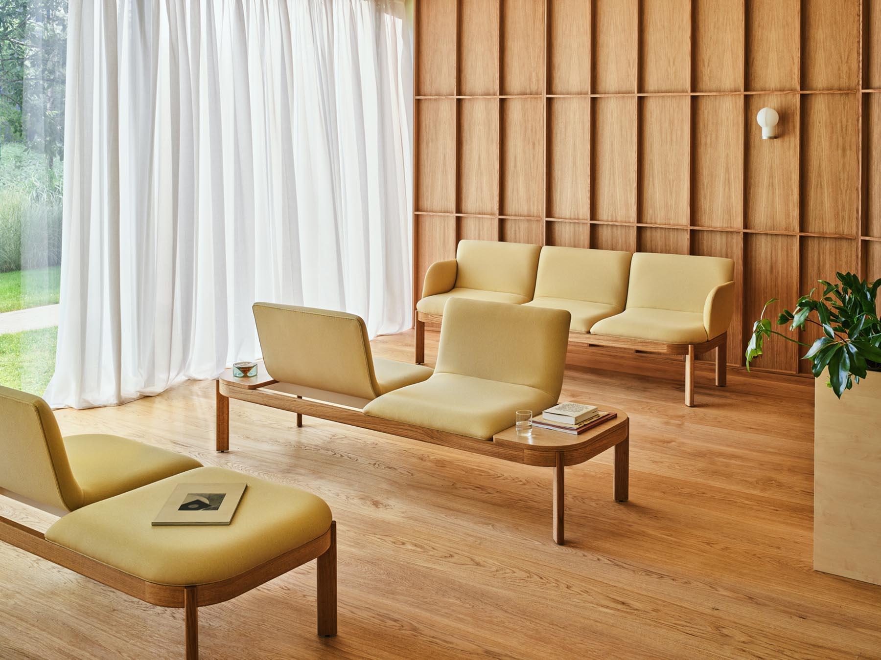 Stylisches 2er-Sofa in elegantem Grau, ausgestattet mit komfortabler Polsterung und minimalistischen Metallfüßen für ein modernes Wohnambiente.