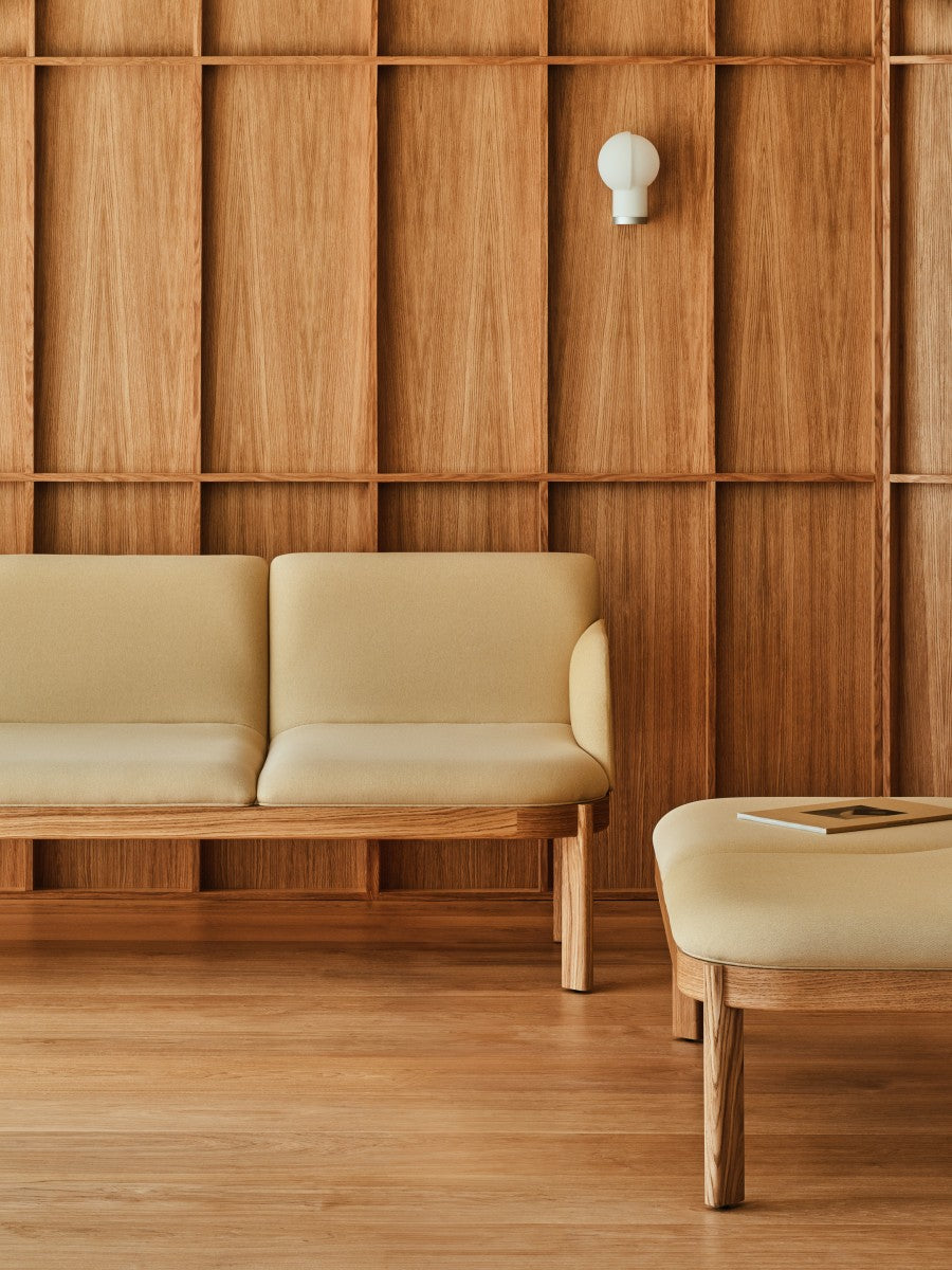 Elegantes 2er-Sofa in zeitgemäßem Design, perfekt für moderne Interiors, bietet hohen Sitzkomfort und stilvolle Metallbeine.