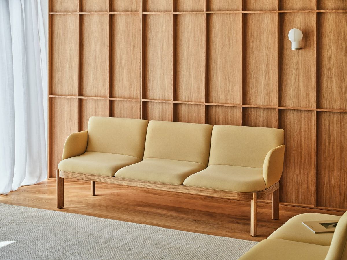 Hellgraues Sofa Ramp von Mdd mit Holzgestell aus Eiche, gepolsterter Sitzfläche und geschwungener Rückenlehne, Frontalansicht.
