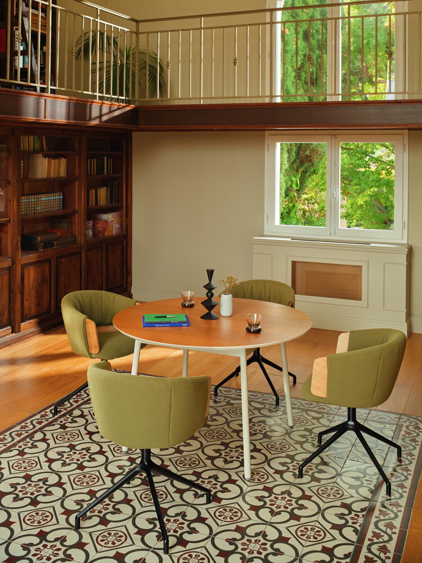 Moderner Mdd Collar CL2P19 Drehstuhl mit ansprechender Formgebung, ideal für ergonomisches Sitzen und inspirierende Arbeitsplätze.