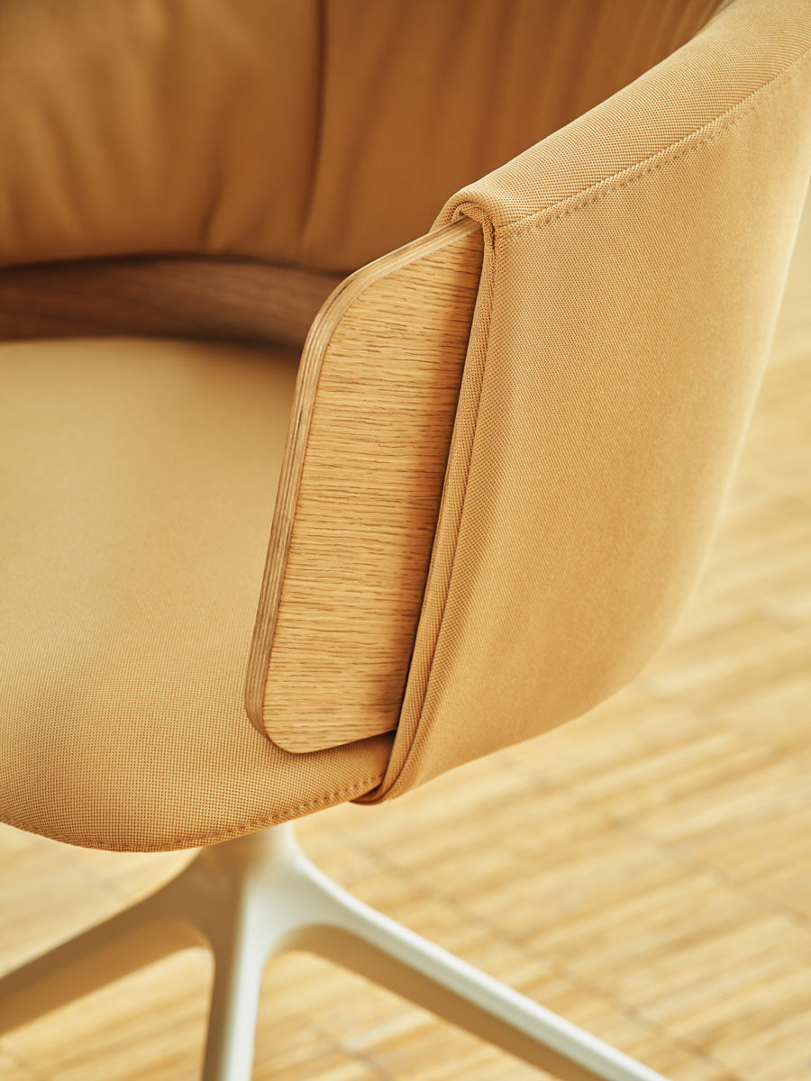 Moderner Mdd Collar CL2P19K Drehstuhl mit ansprechender Form und komfortabler Polsterung, perfekt für stilvolle Büroumgebungen.