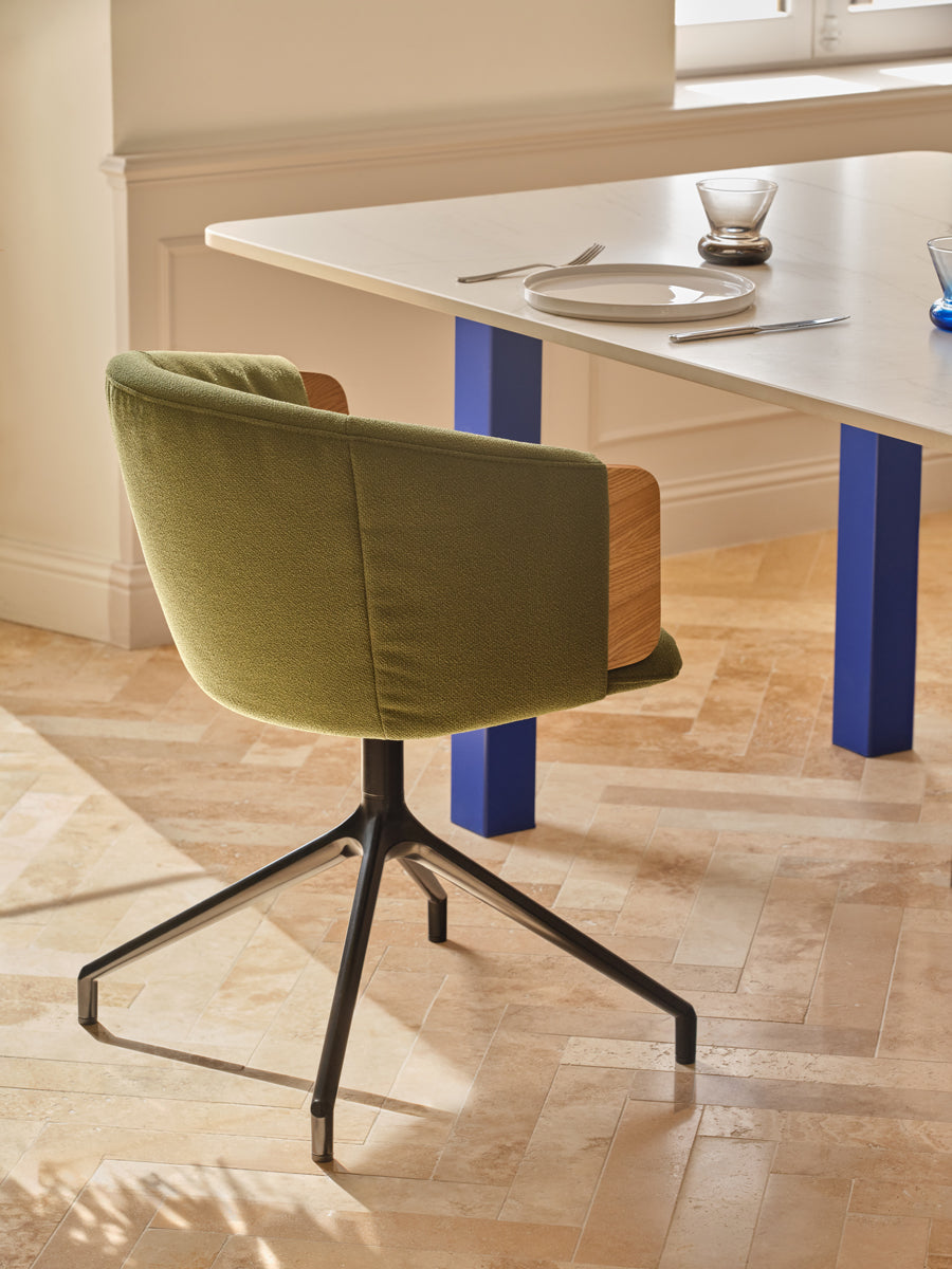 Eleganter Mdd Collar CL2P19K Drehstuhl mit ergonomischem Design und ansprechender Farbgebung, ideal für moderne Arbeitsplätze.