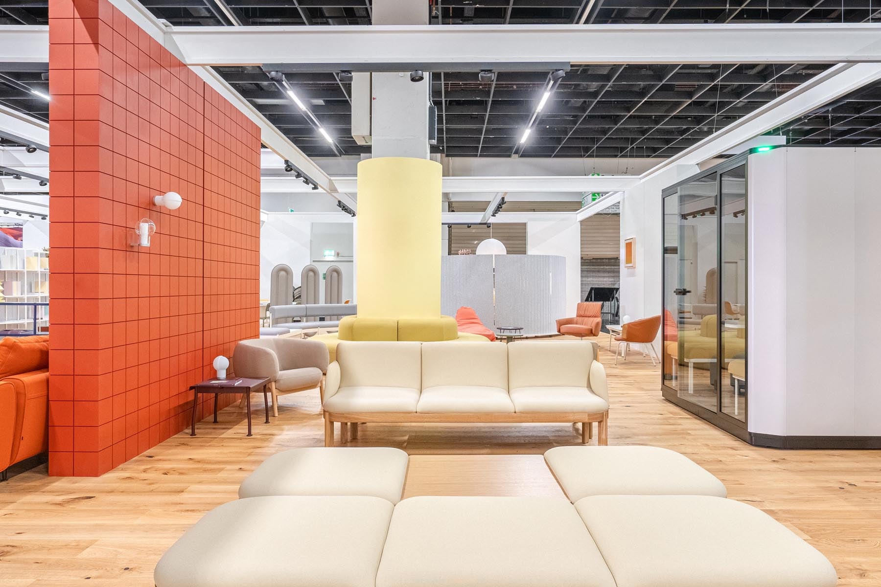 Moderne Akustikkabine für vier Personen, ideal für konzentrierte Gespräche und Meetings, ausgestattet mit eleganten Glaselementen.