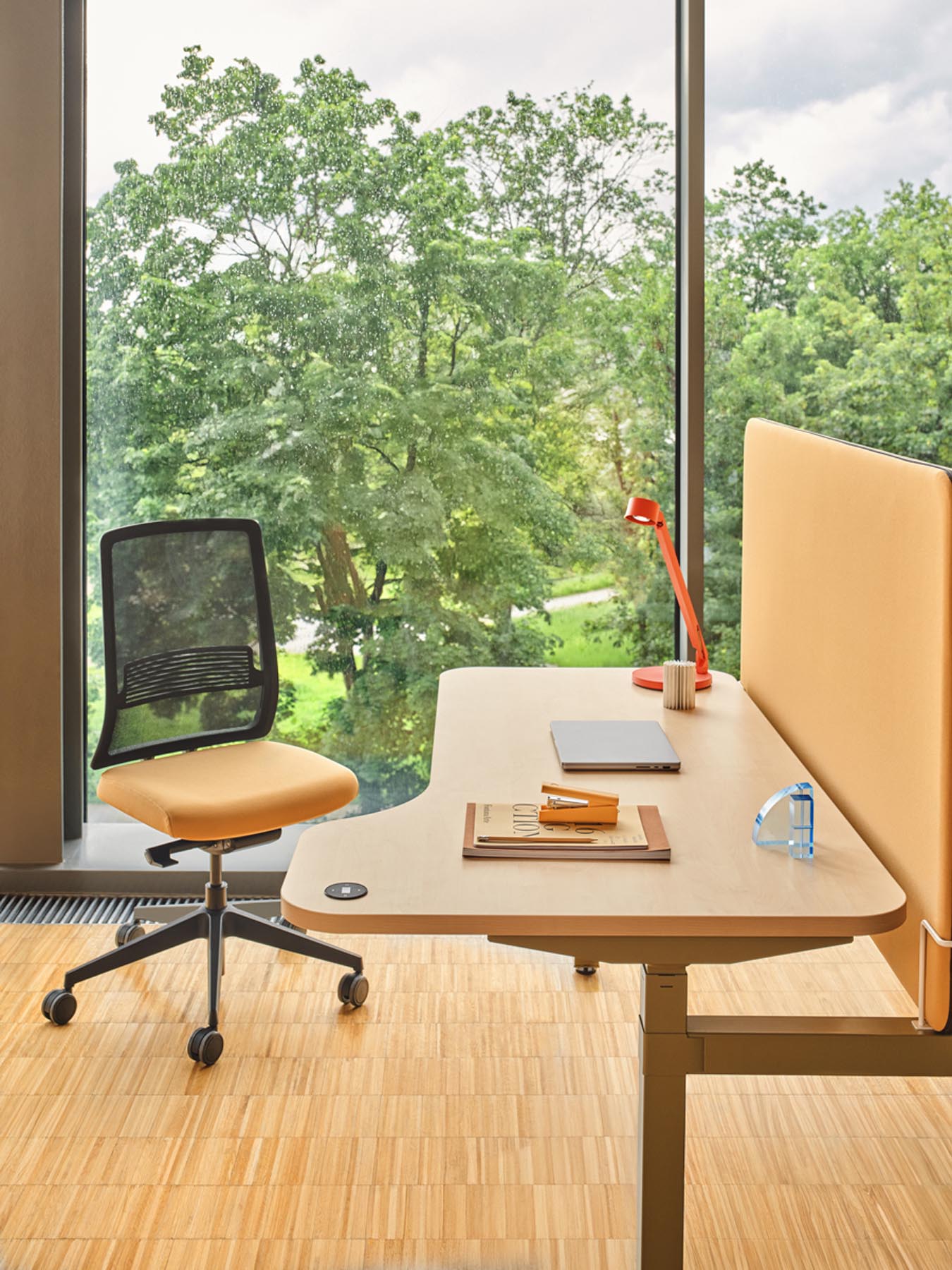 Moderner Apex APX01 Bürostuhl von MDD, ideal für stilvolle Büros, bietet ergonomische Unterstützung und ansprechendes Design.
