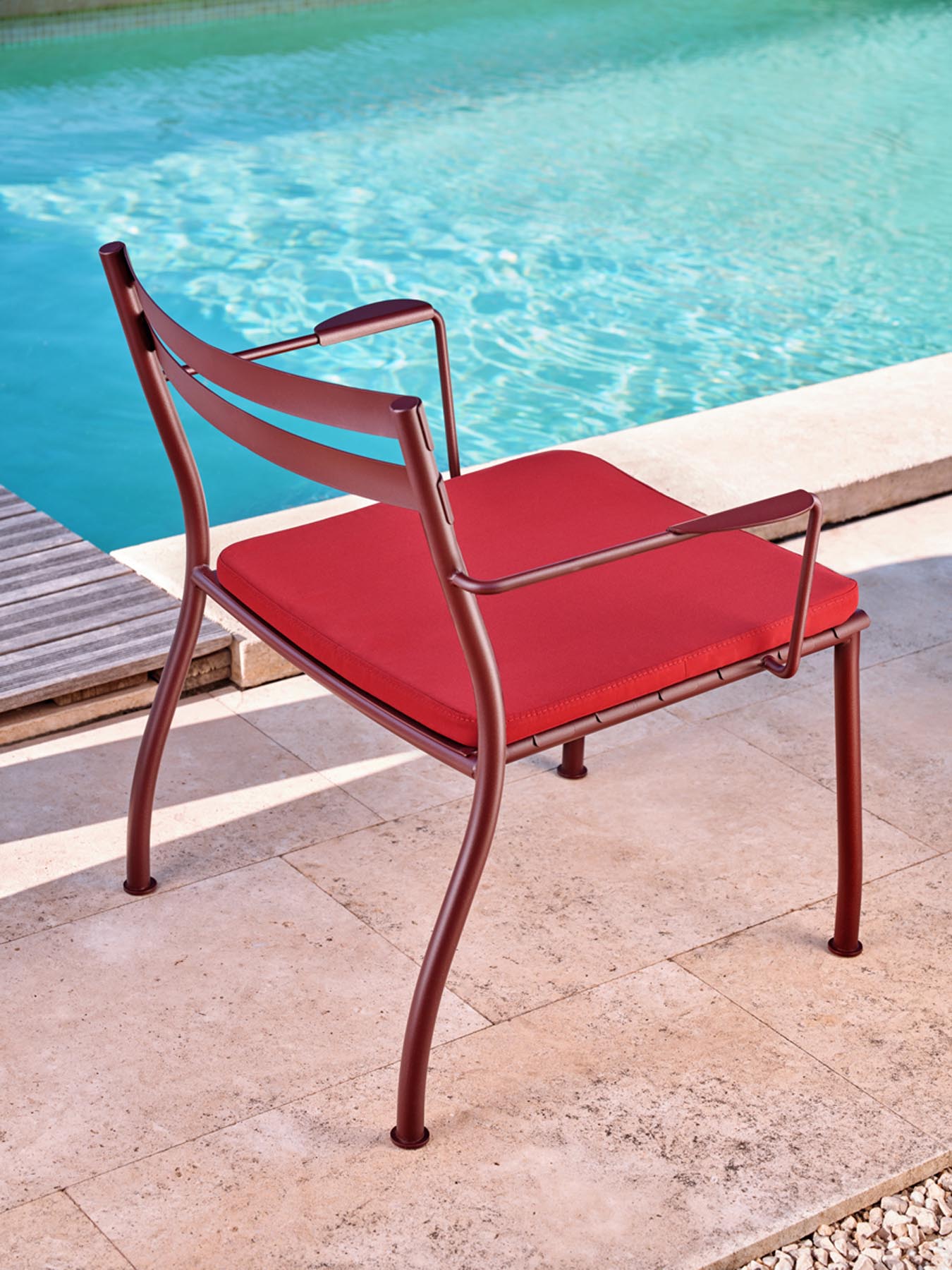 Eleganter Outdoor-Sessel Flaner FLR08 von Mdd, perfekt für entspannte Stunden im Freien mit stilvollem Design und komfortabler Polsterung.