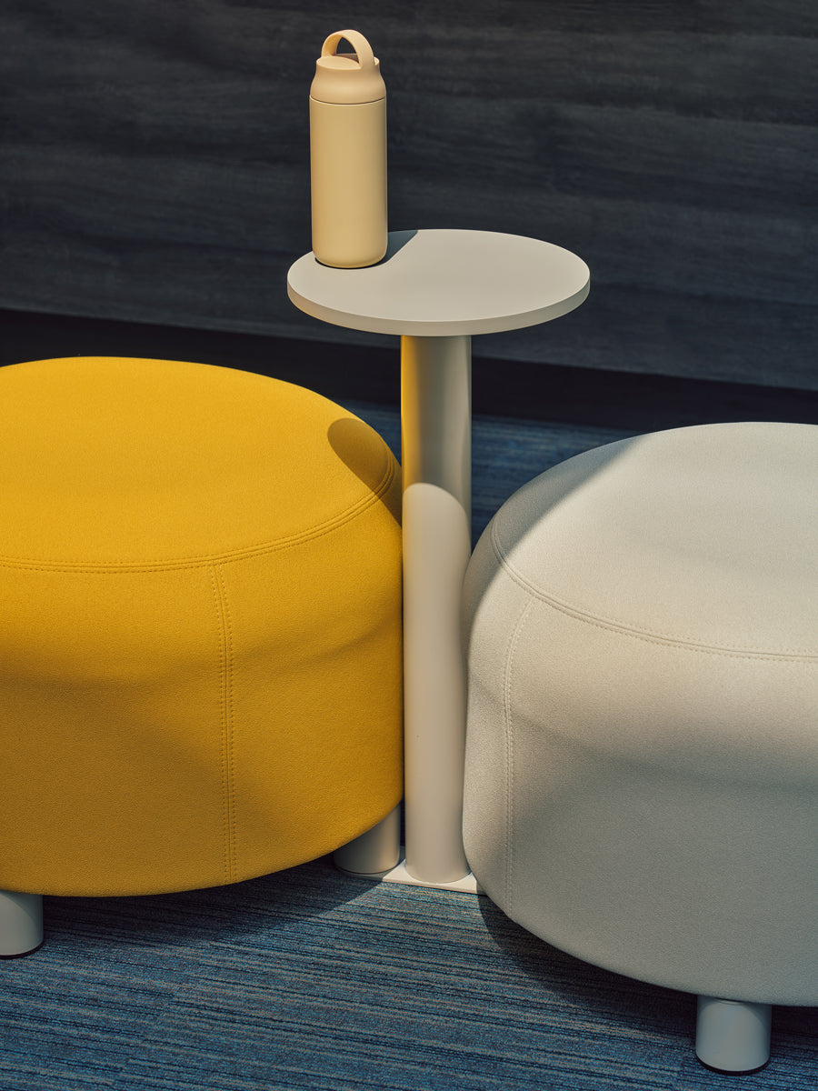 Stylischer modularer Pouf Dots DTSU12 in elegantem Hellgrau, ideal für kreative Raumgestaltungen und komfortable Sitzgelegenheiten.
