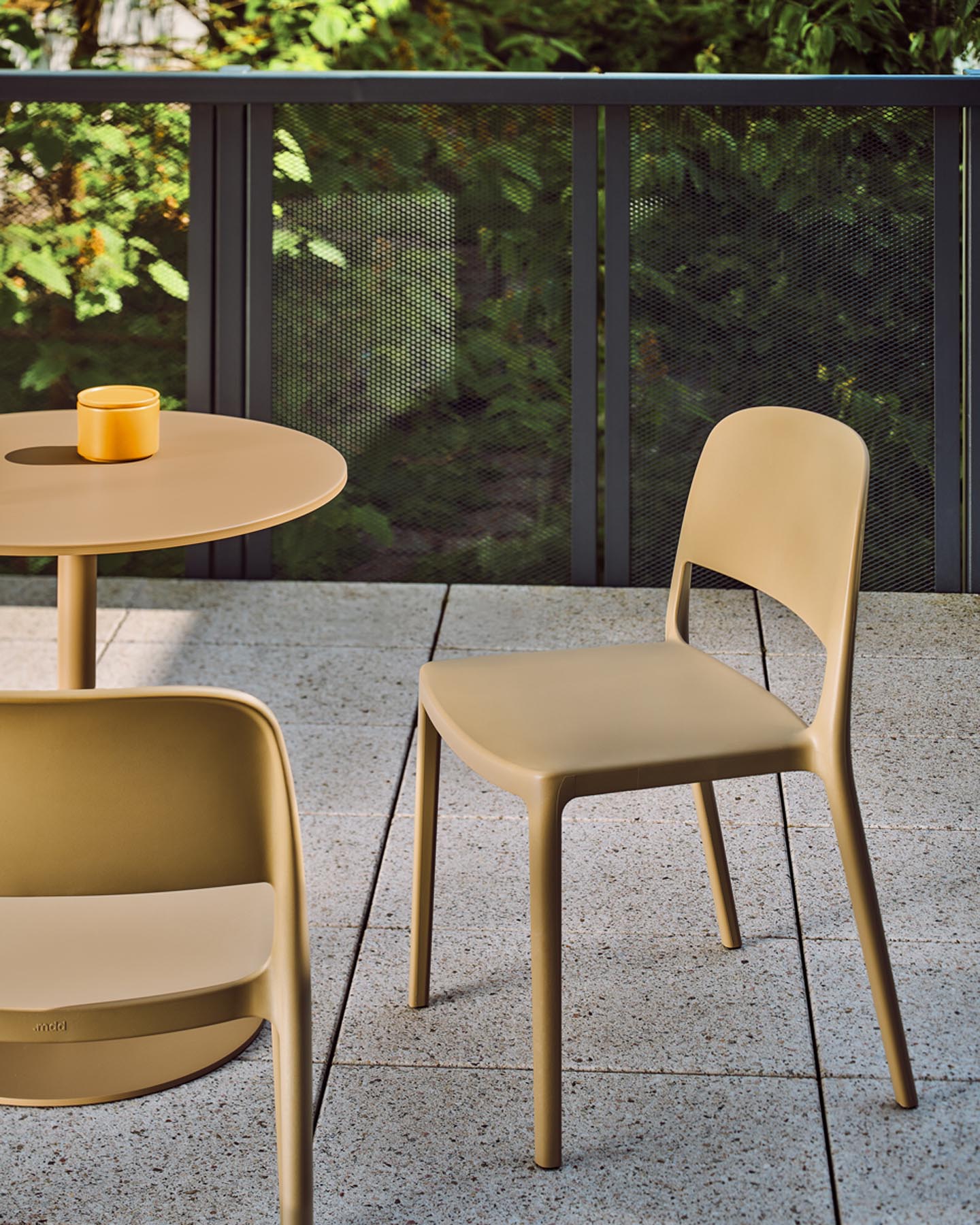 Eleganter Blendy BNDS01 Gartenstuhl in sanften Erdtönen, ideal für entspannte Stunden im Freien und geschmackvolle Außenbereiche.