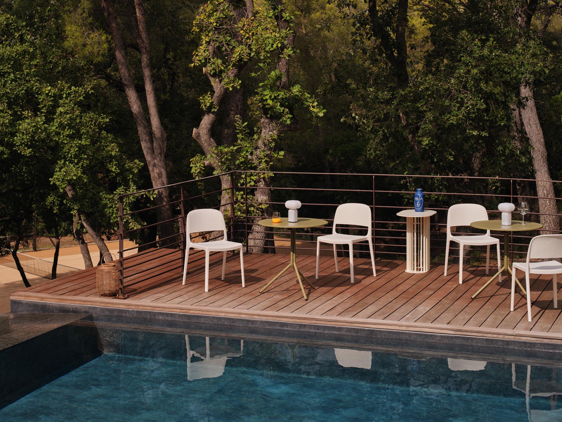 Moderner Blendy BNDS01 Gartenstuhl in harmonischen Erdtönen, perfekt für gemütliche Momente im Freien und ansprechende Terrassengestaltung.